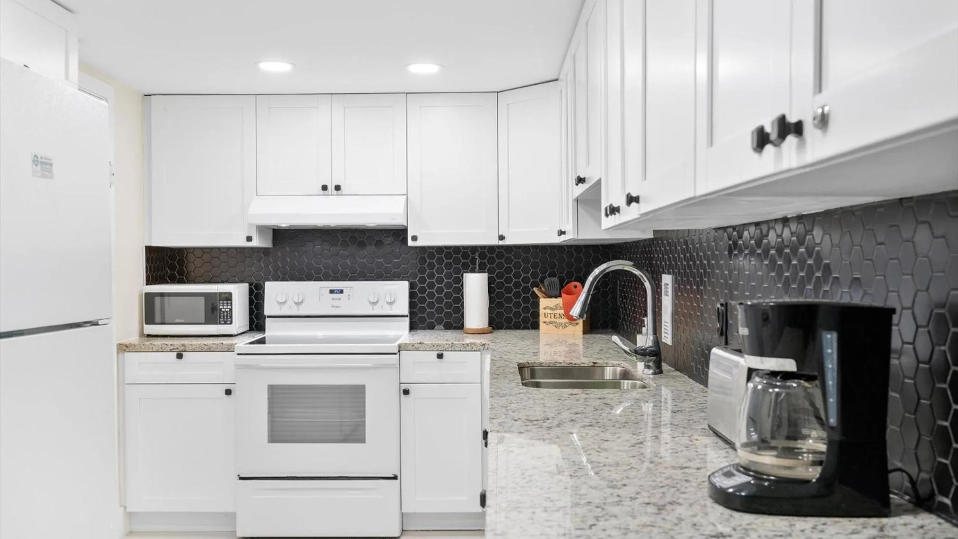 Coffee/tea facilities in The Tides Ocean Luxury Suites