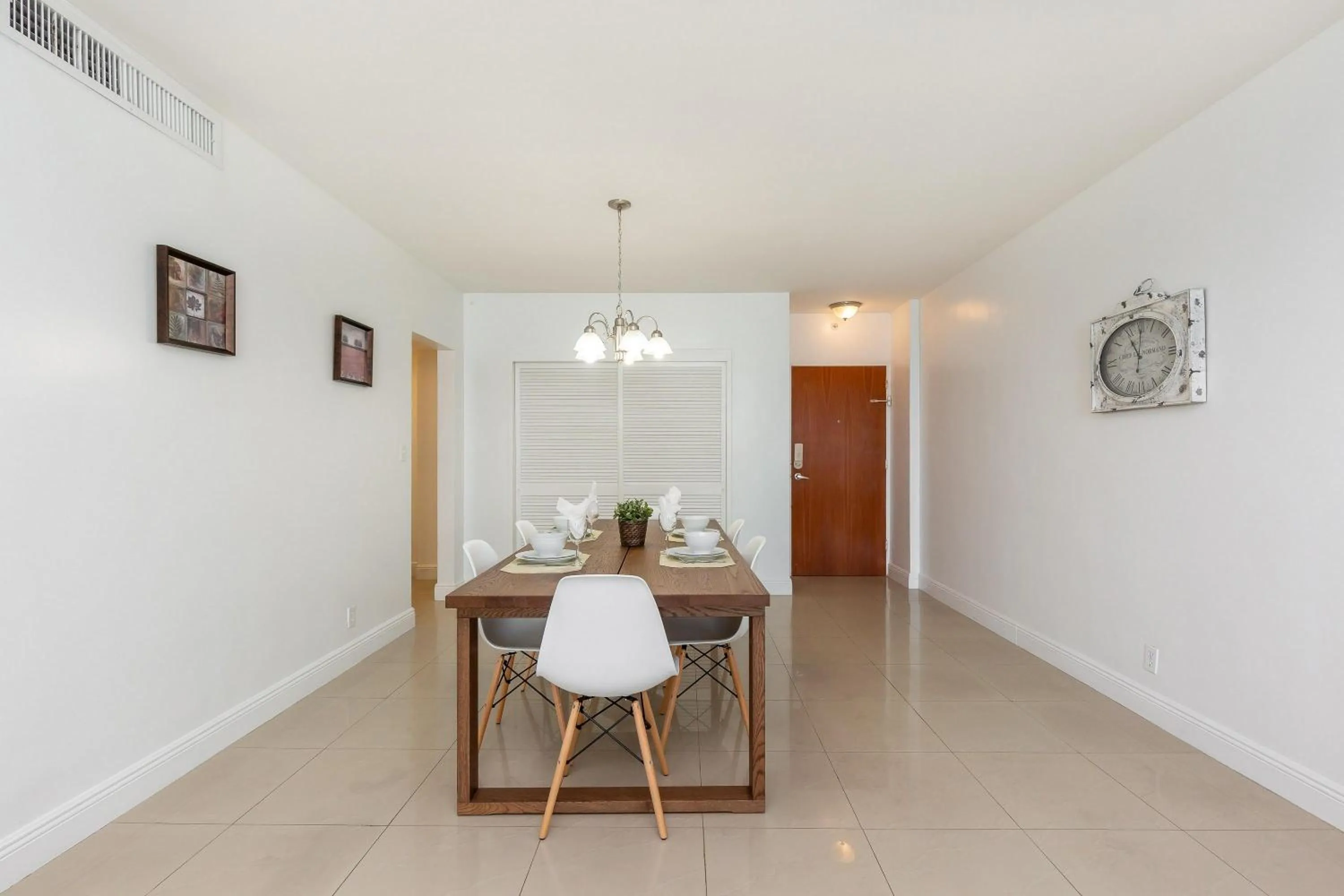 Dining area in The Tides Ocean Luxury Suites