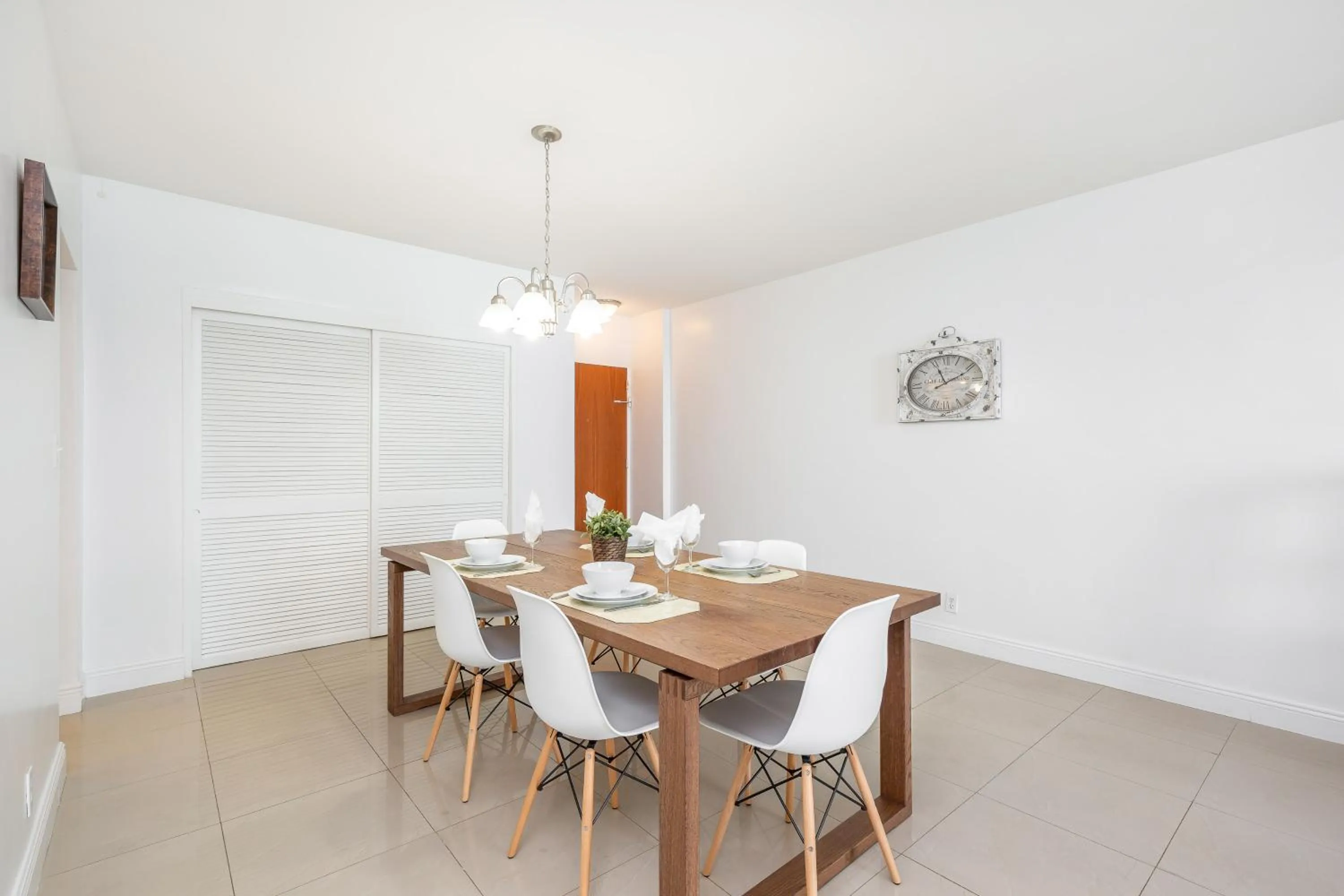 Dining area in The Tides Ocean Luxury Suites