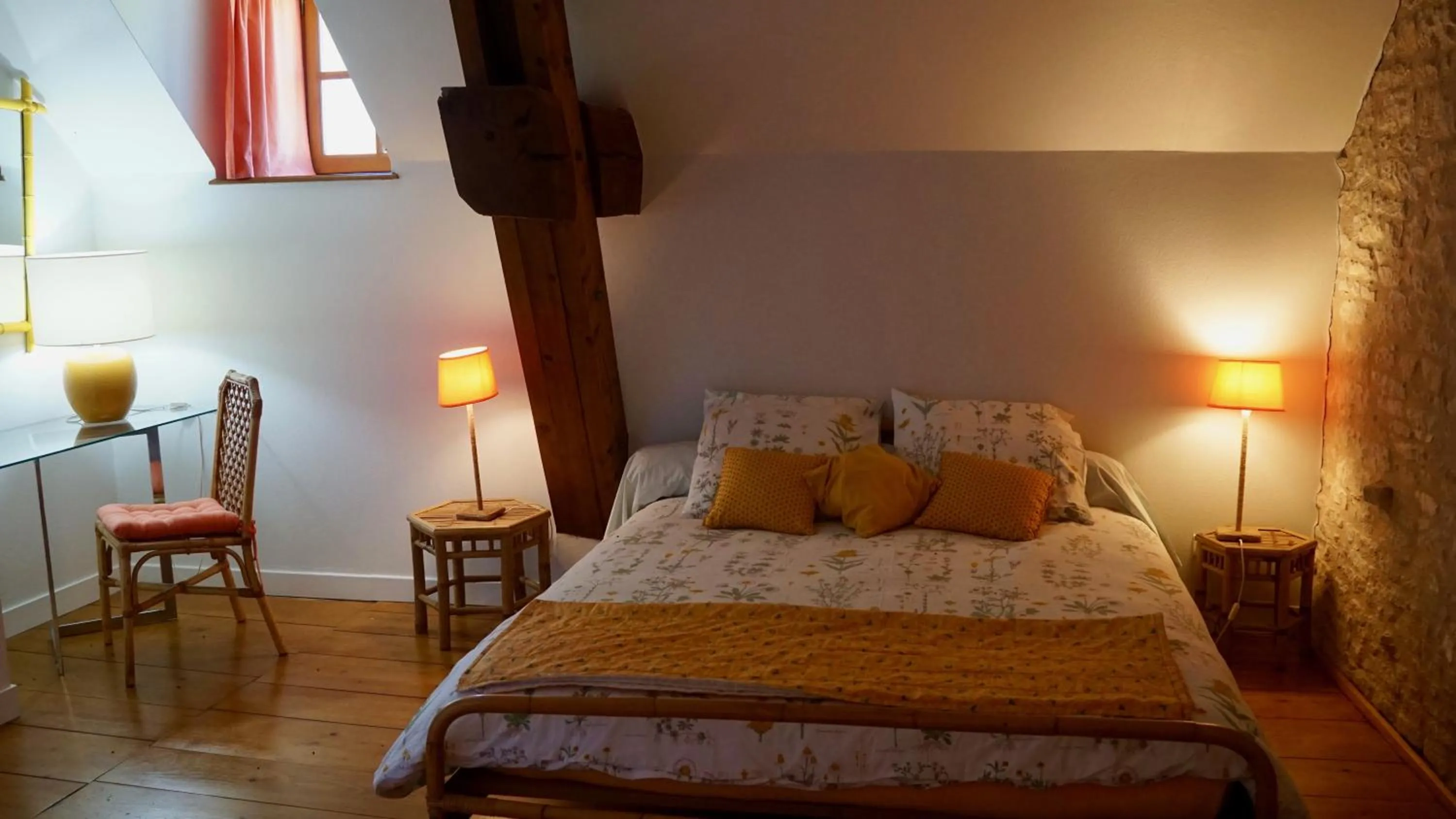 Photo of the whole room, Bed in Les maisons vigneronnes