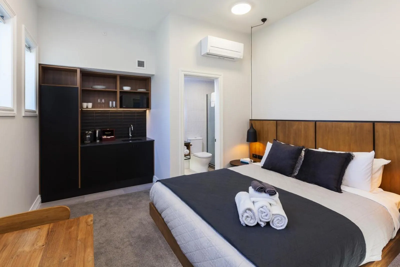 Photo of the whole room, Bed in The Parque