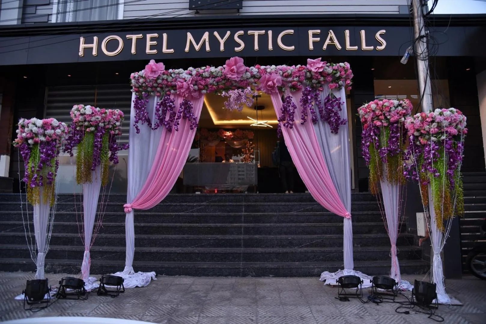 Facade/entrance in Hotel Mystic Falls