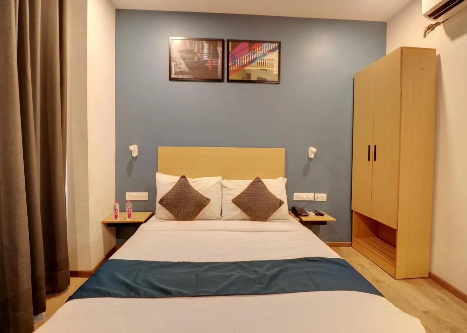 Photo of the whole room, Bed in Hotel Mystic Falls