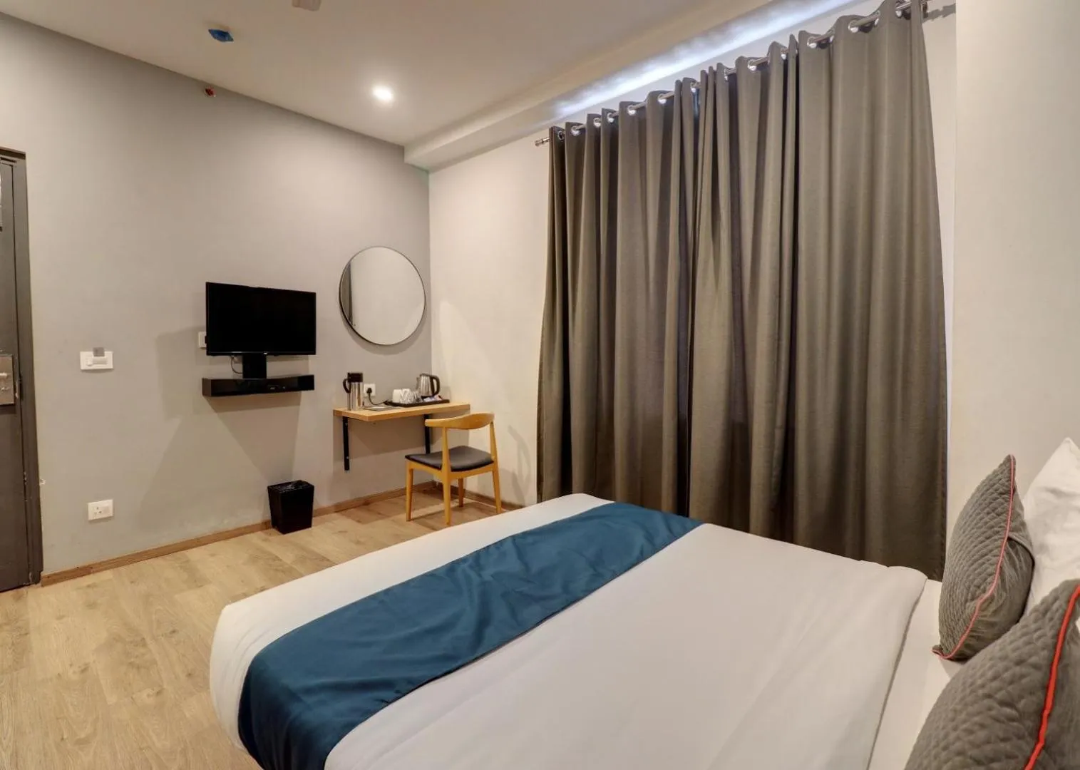 Photo of the whole room, Bed in Hotel Mystic Falls