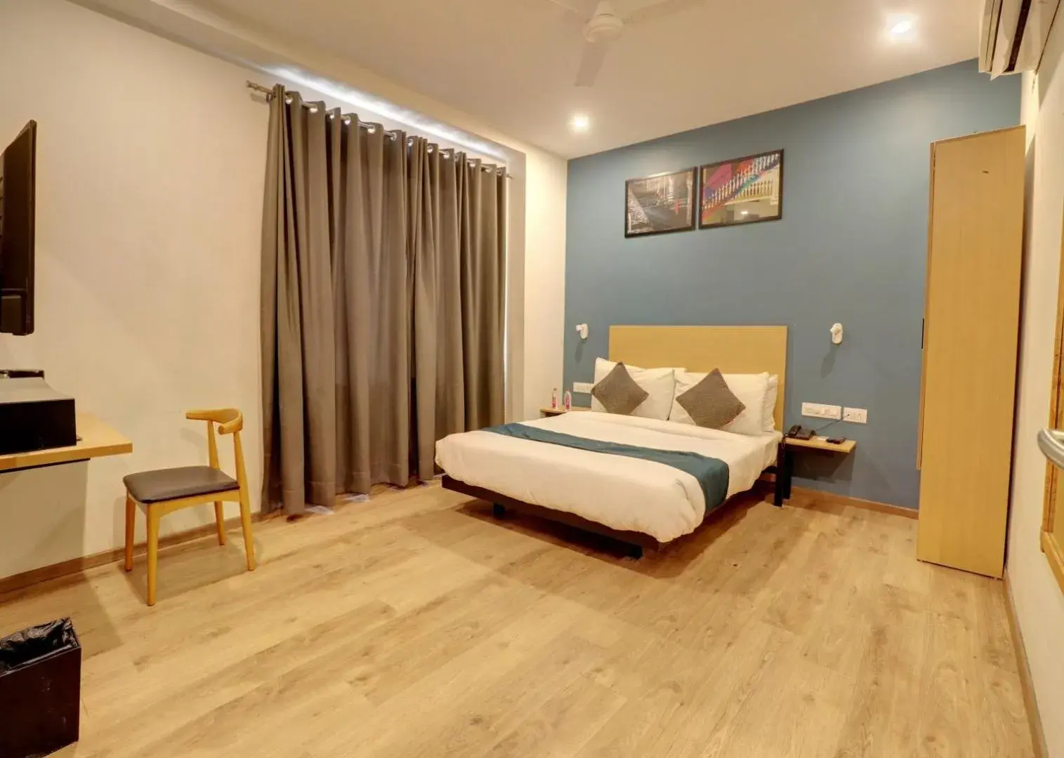 Bedroom, Bed in Hotel Mystic Falls Bedroom, Bed in Hotel Mystic Falls