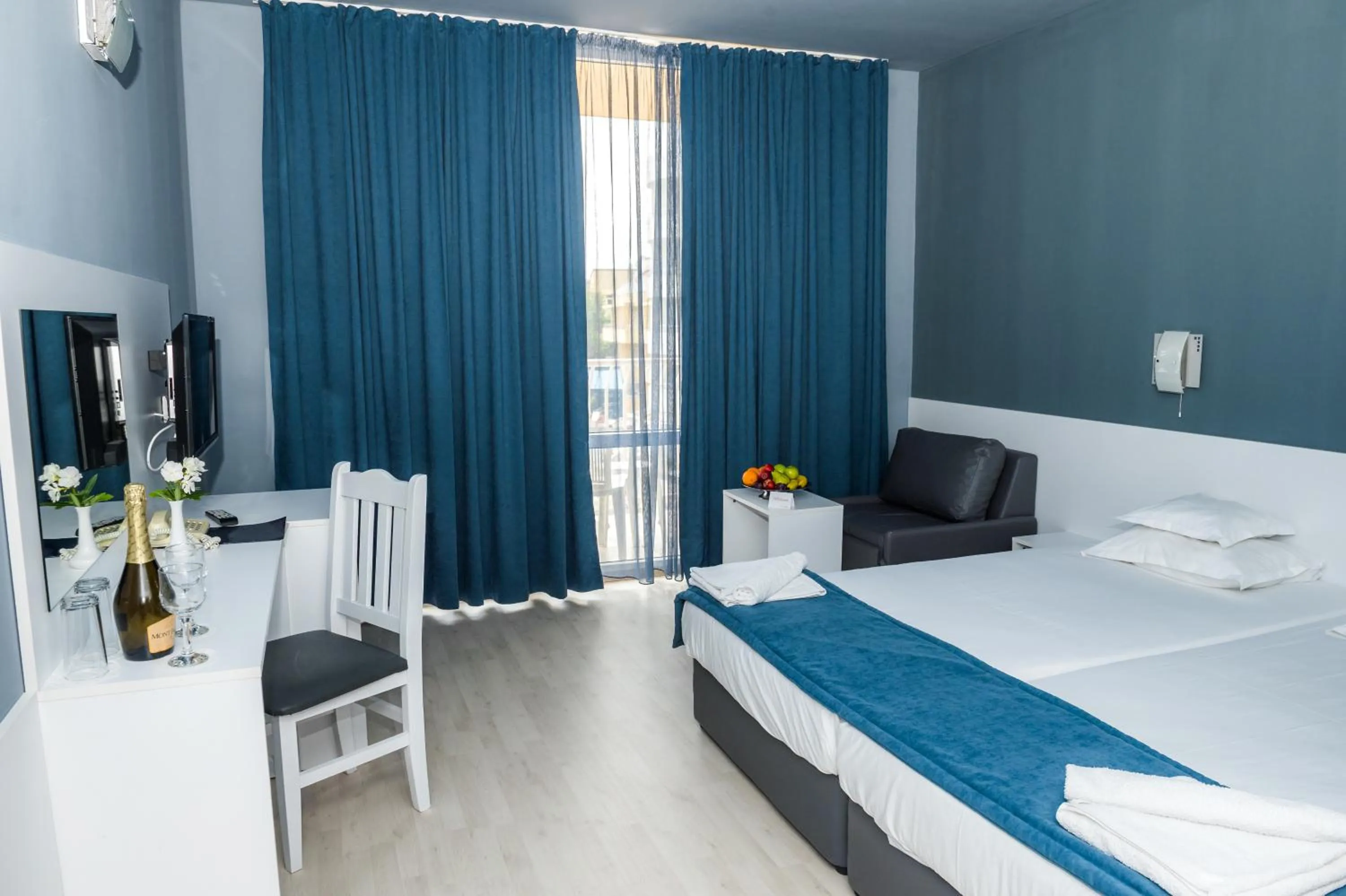 Communal lounge/ TV room, Bed in Sun Palace Hotel - All Inclusive