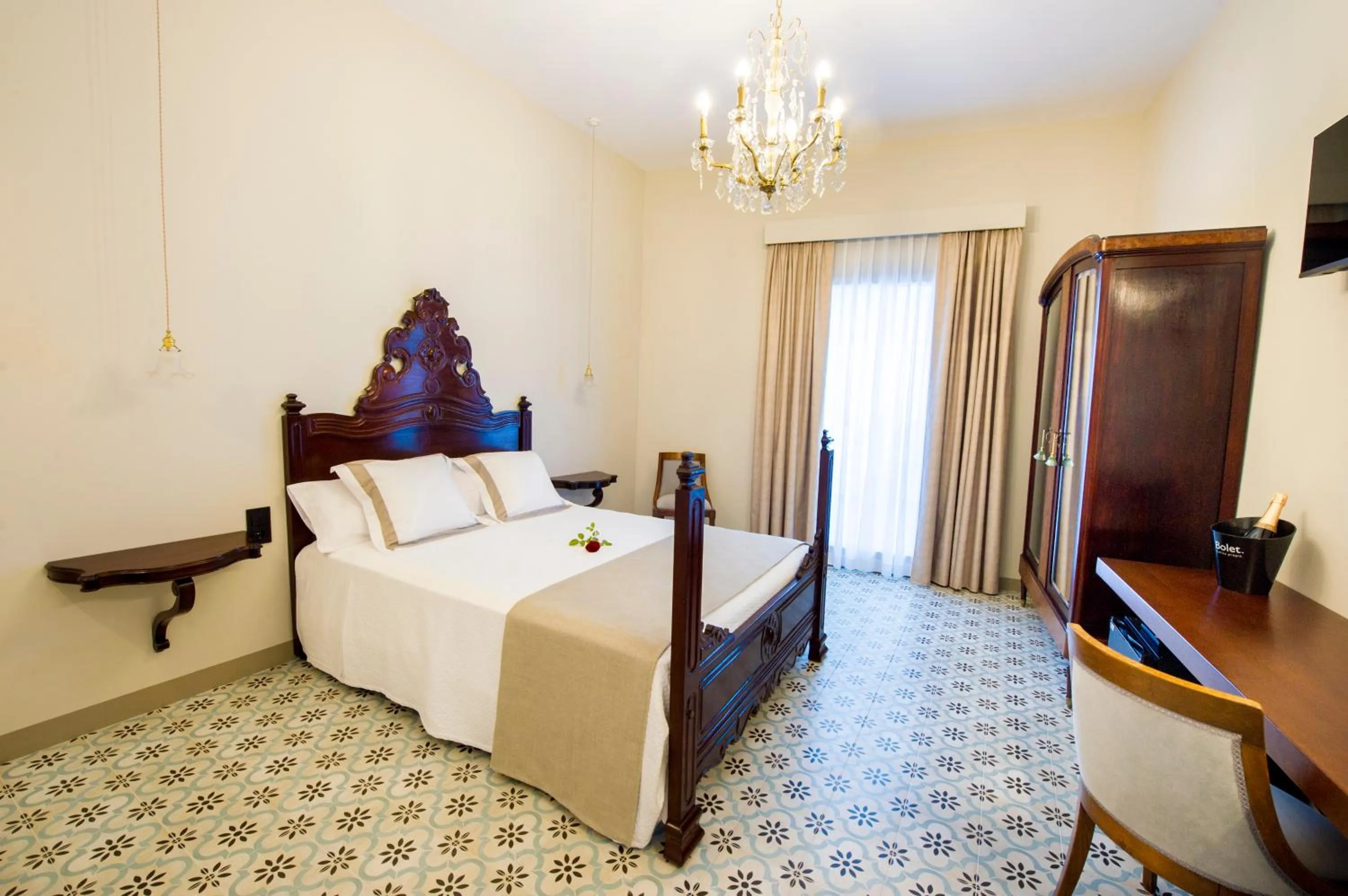 Photo of the whole room, Bed in Bolet Casa Modernista