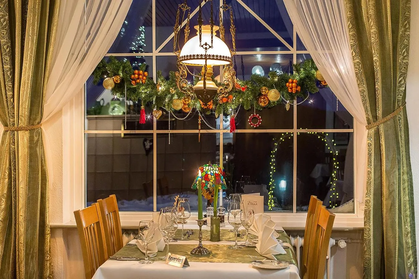 Restaurant/places to eat in Hotel Diana