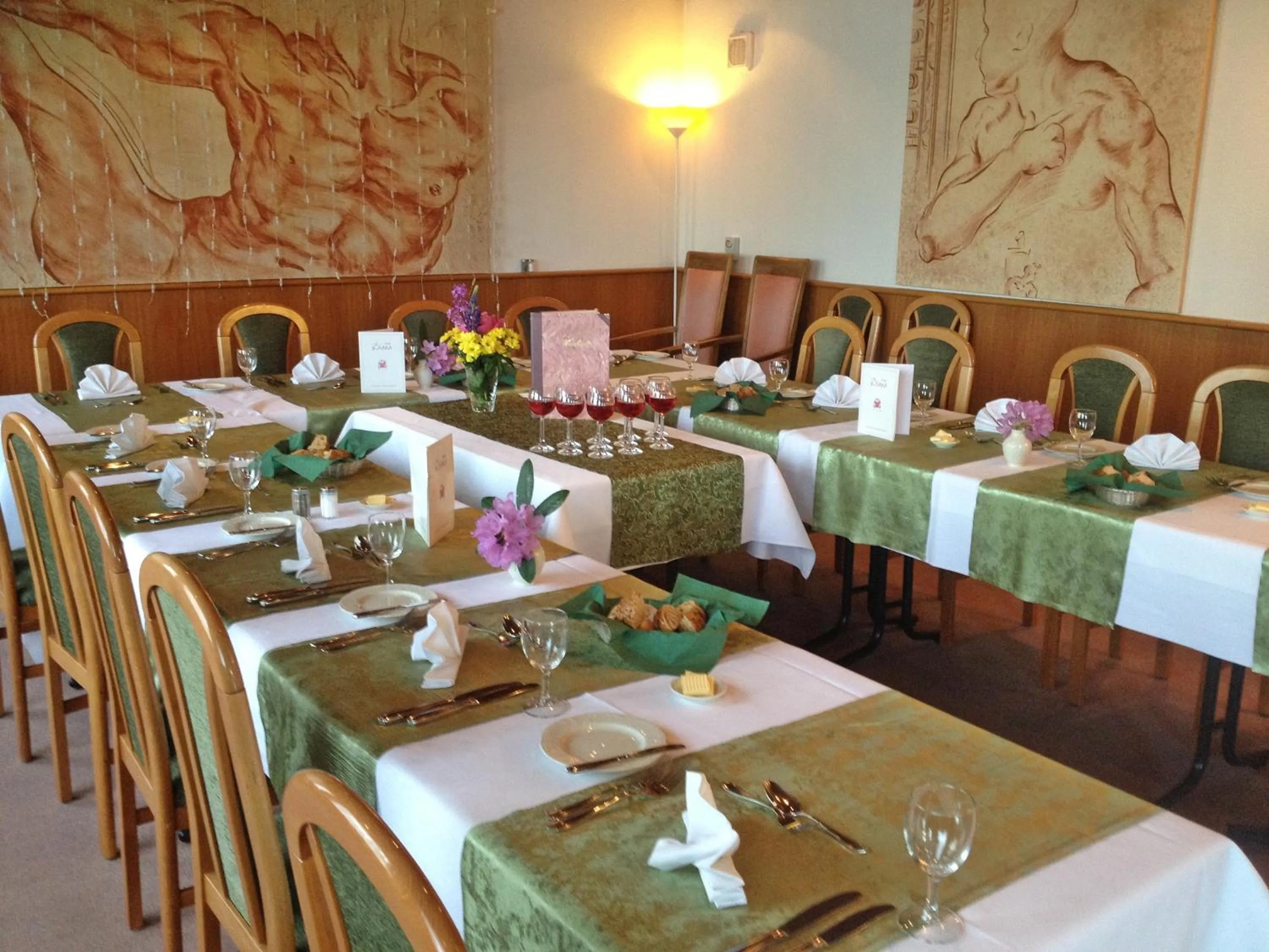 Restaurant/places to eat in Hotel Diana