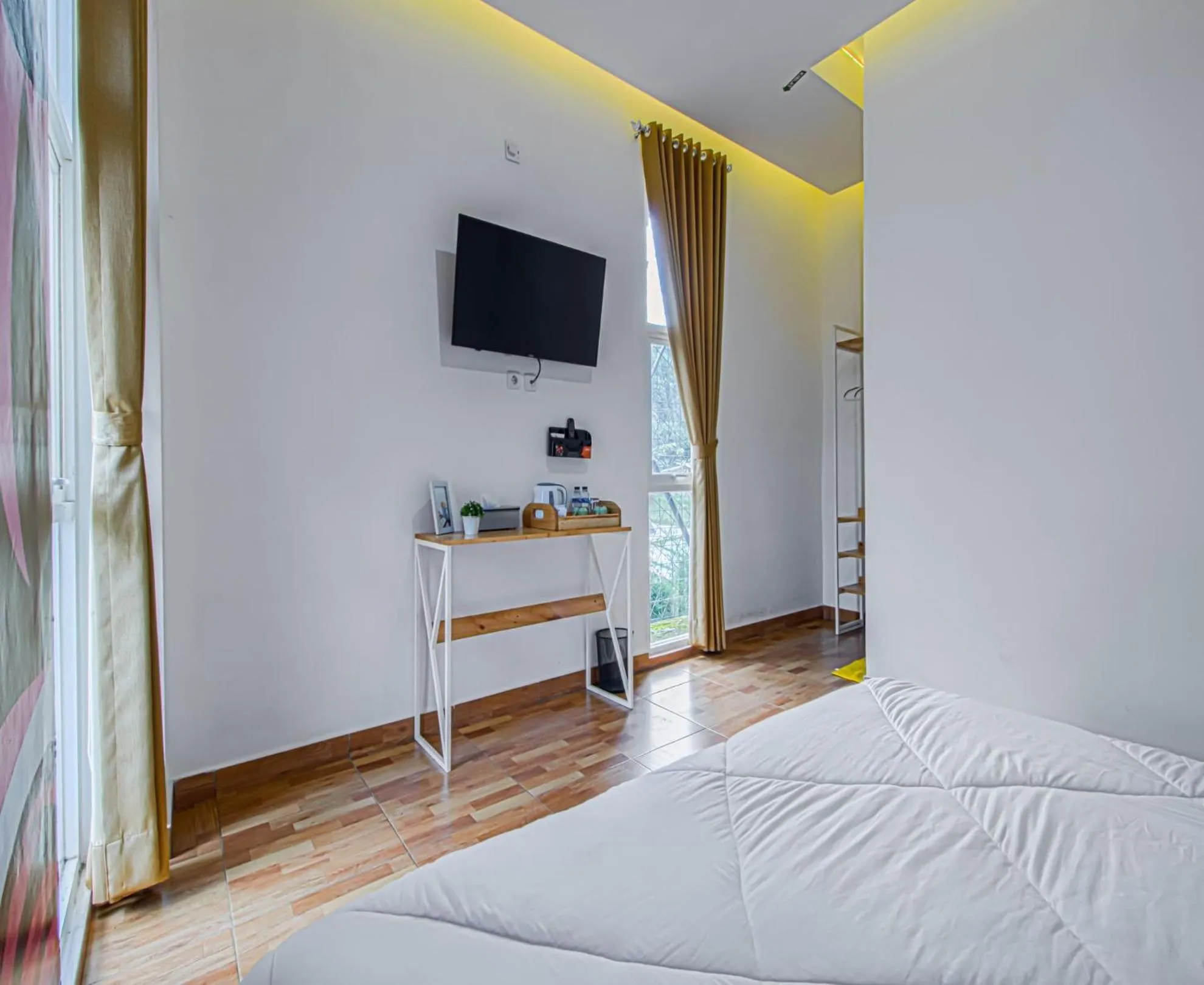 Bedroom, TV/Entertainment Center in D'Journey Hotel