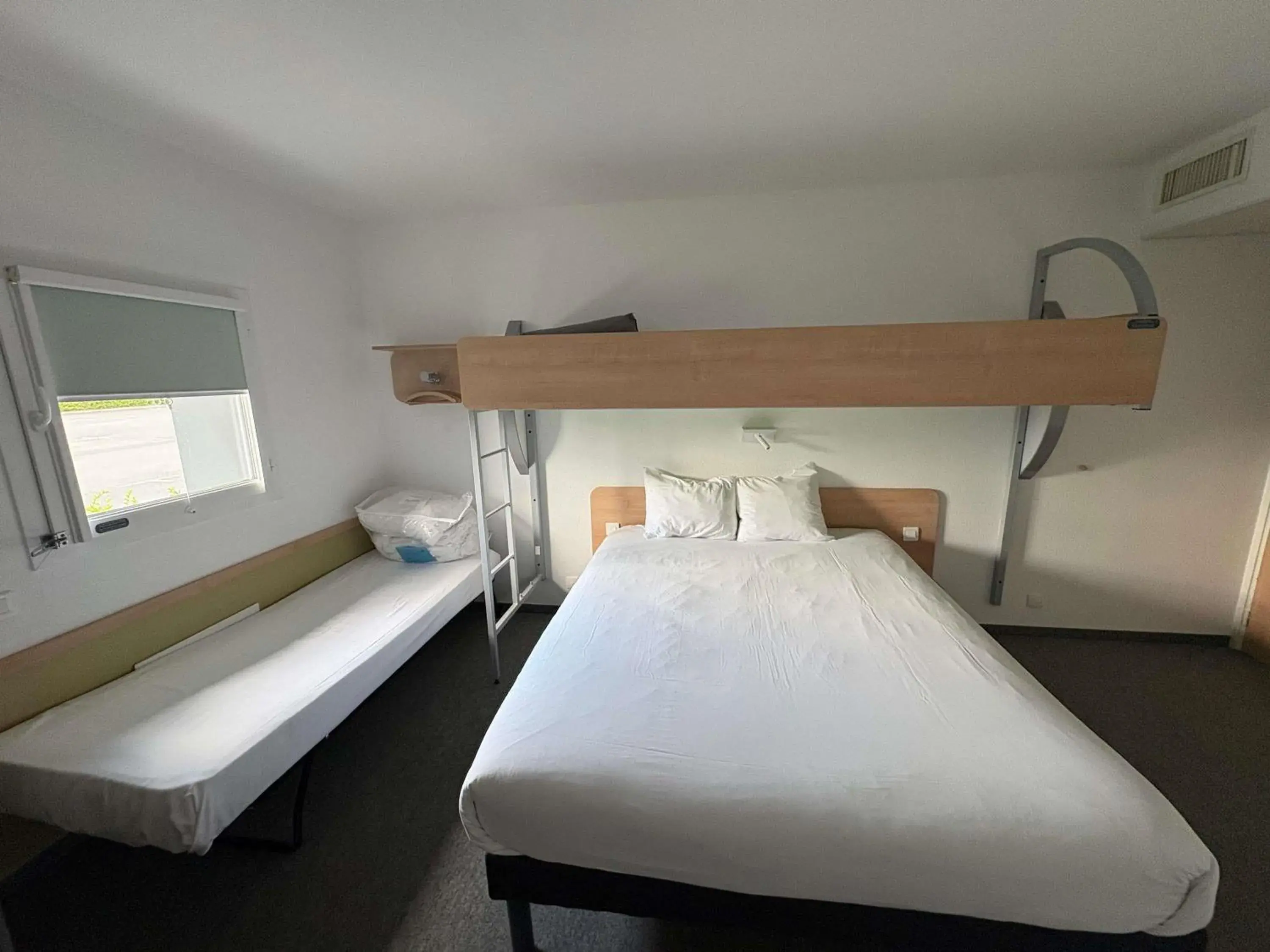 Double Room with Bunk Bed in Ibis Budget Ancenis Double Room with Bunk Bed in Ibis Budget Ancenis