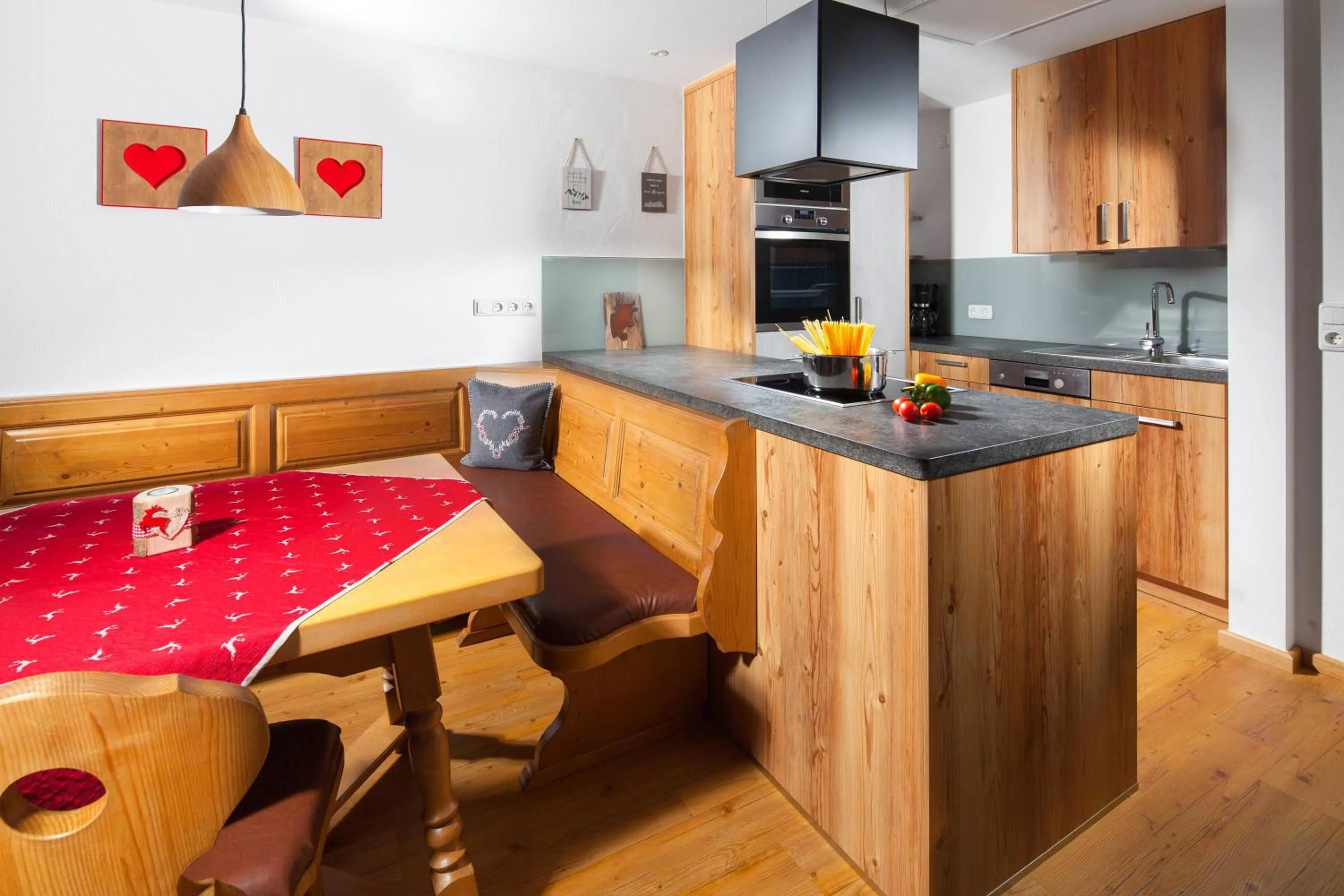 Kitchen or kitchenette in Gästehaus und Ferienwohnungen Egglerlehen