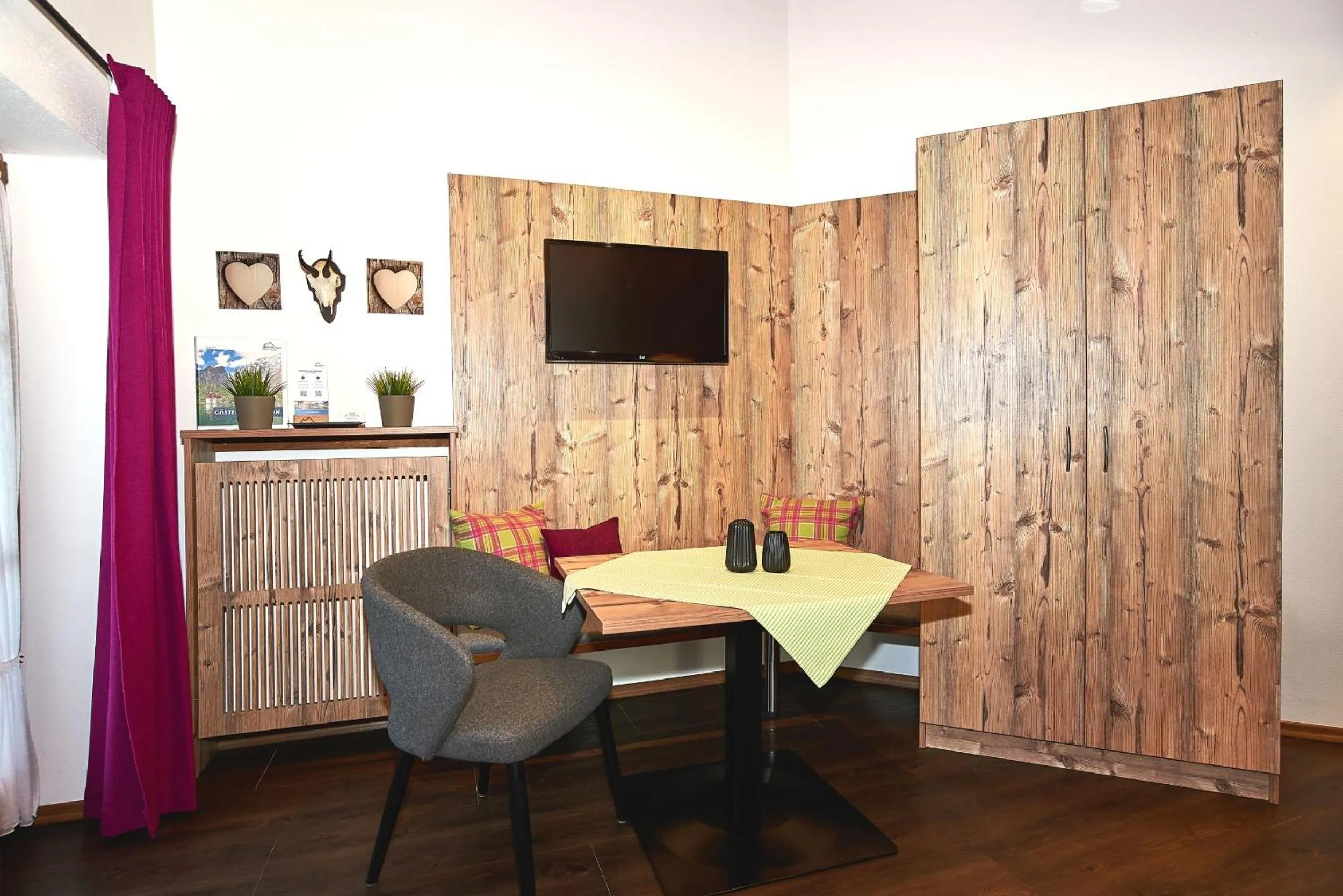 TV and multimedia in Gästehaus und Ferienwohnungen Egglerlehen