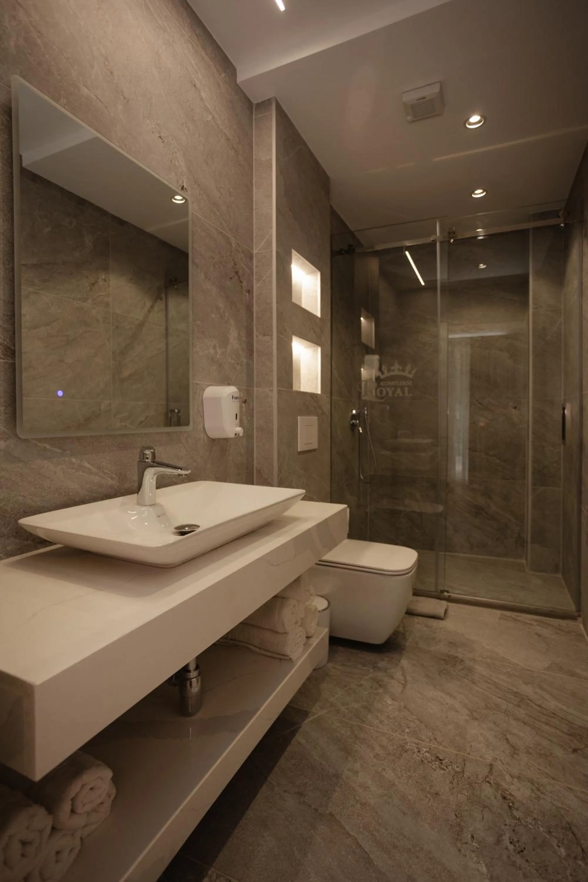 Bathroom in KOMPLEKSI ROYAL