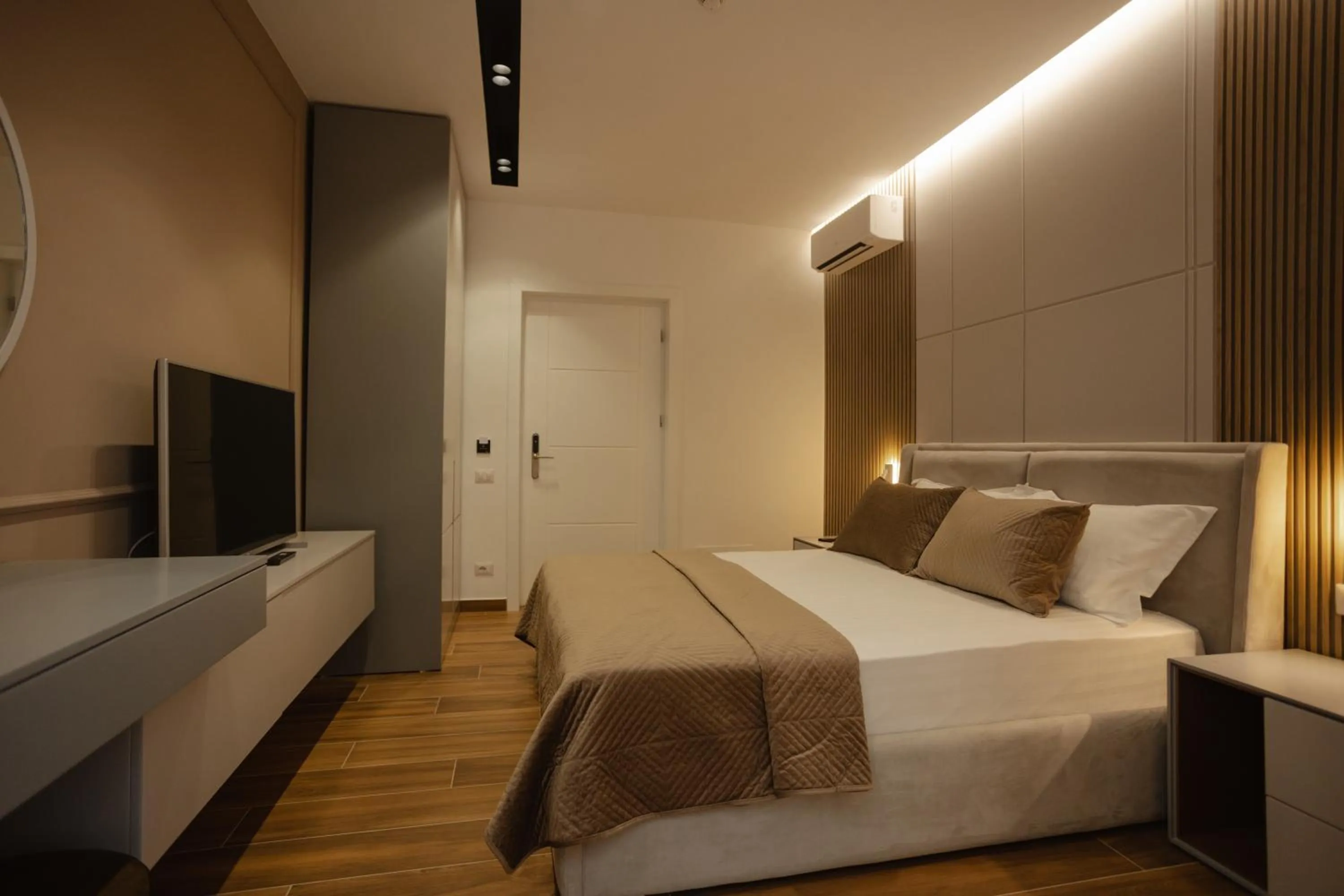 Photo of the whole room, Bed in KOMPLEKSI ROYAL