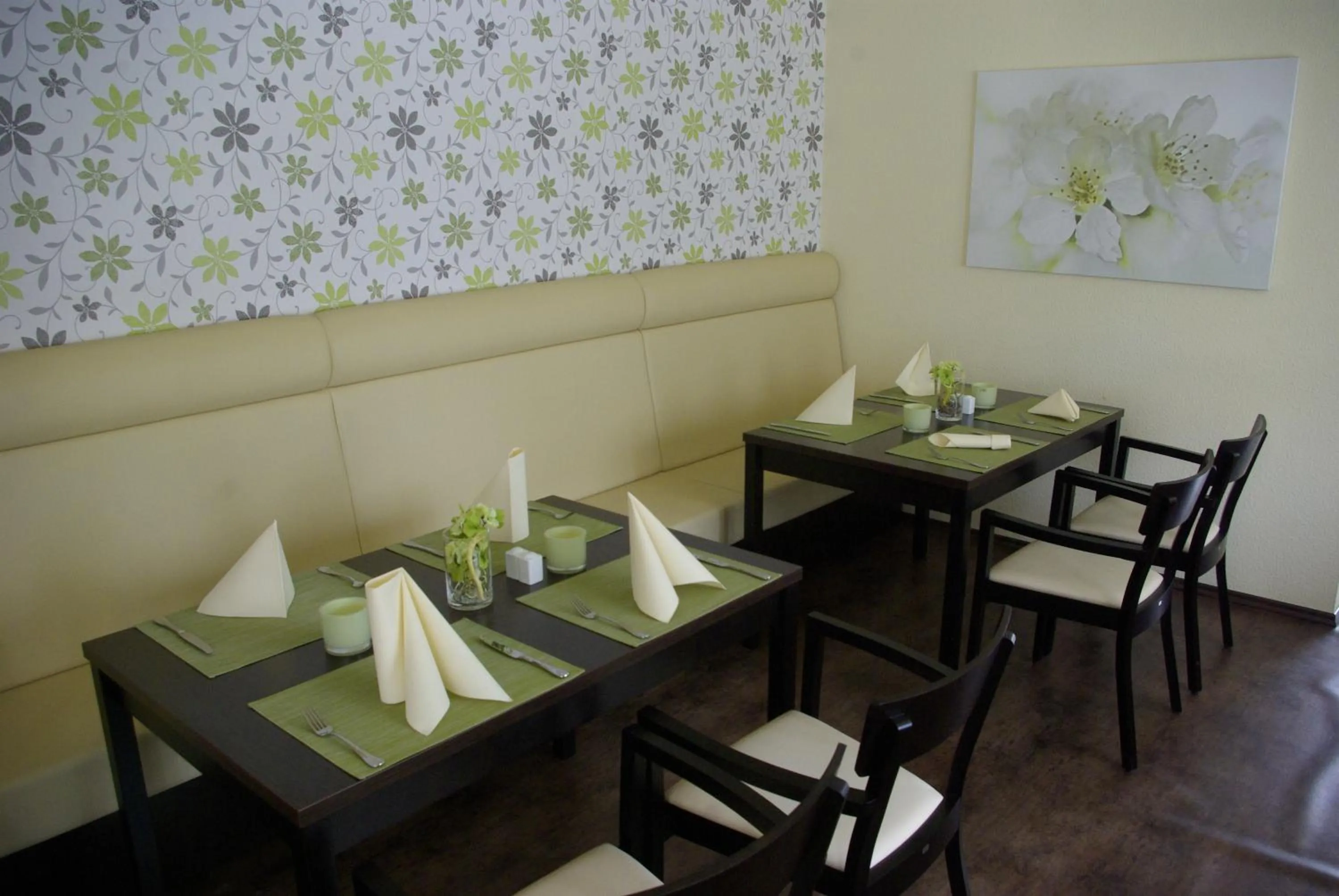 Restaurant/places to eat in Memory Hotel