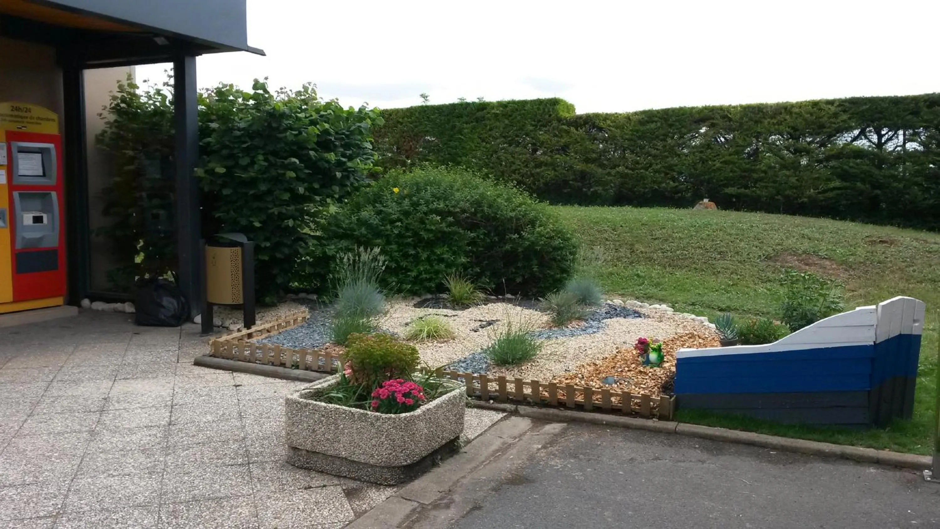 Patio in hotelF1 La Rochelle Angoulins "Rénové"