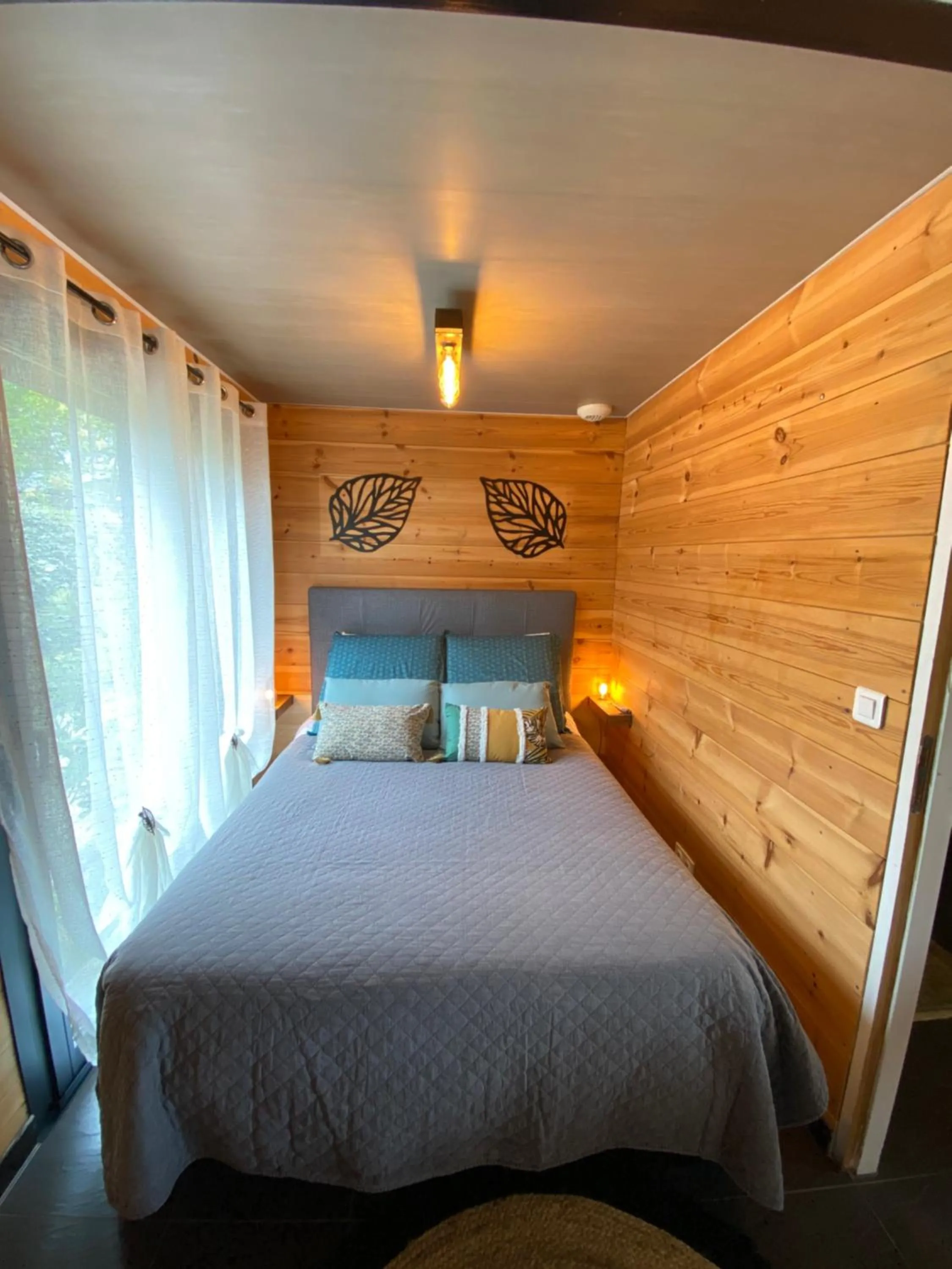 Photo of the whole room in La Cabane d'Arès - chambre double PREMIUM