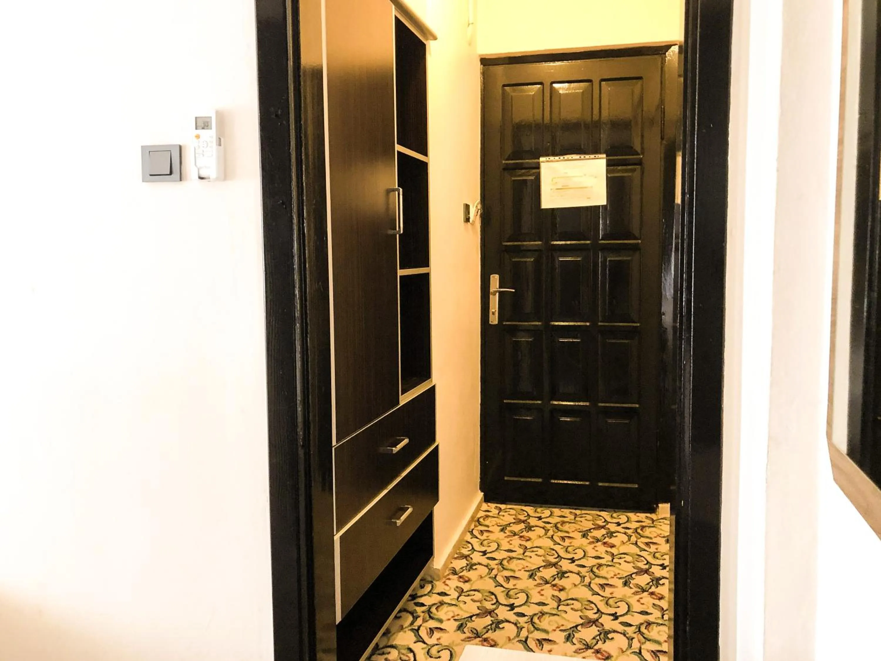wardrobe in AKSEL BUTİK OTEL