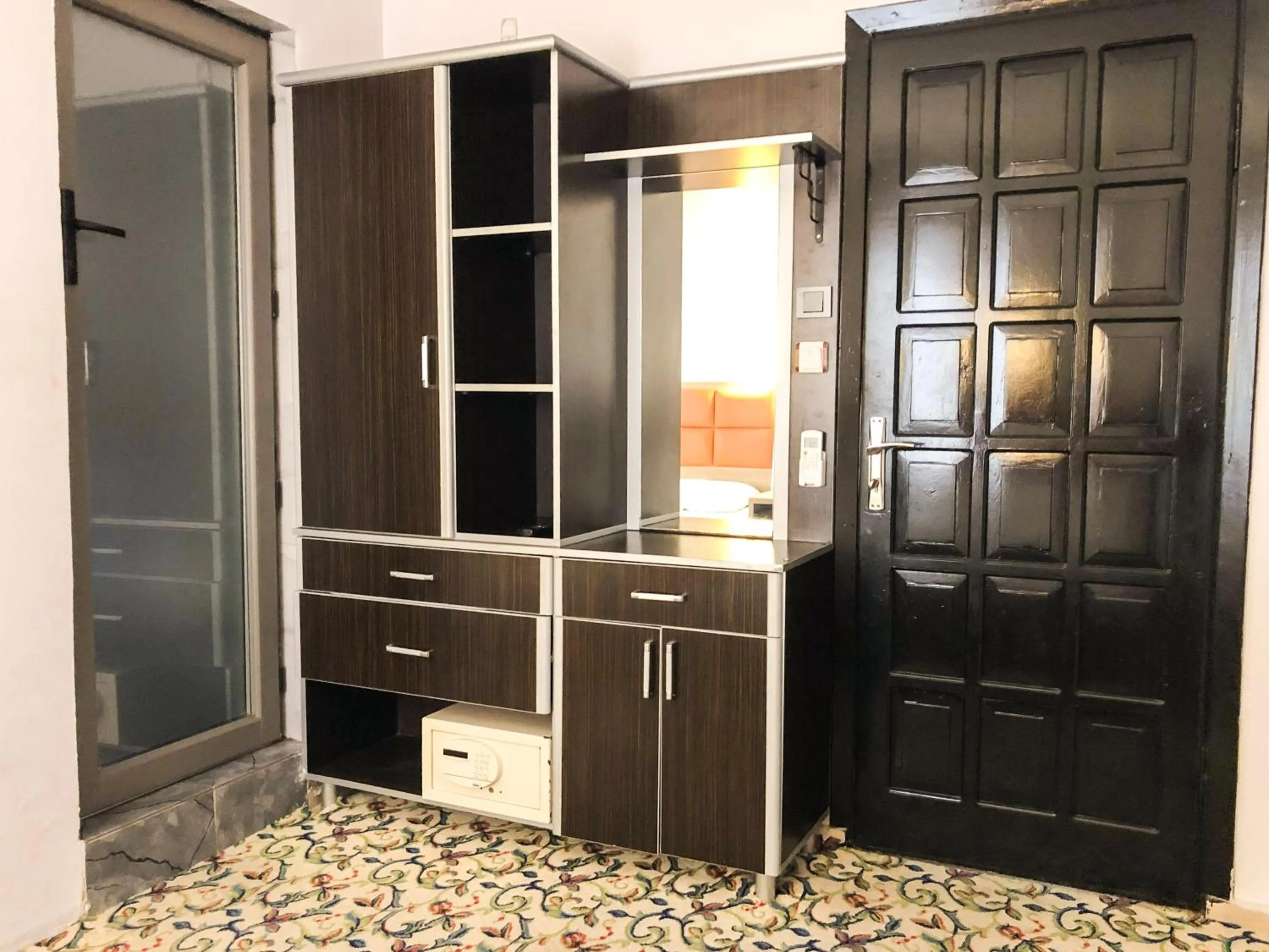 wardrobe in AKSEL BUTİK OTEL