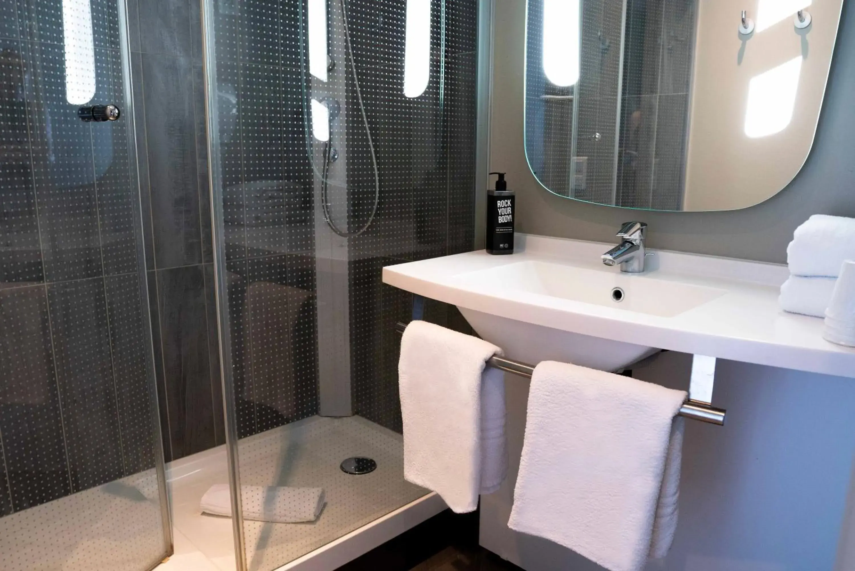 Standard Room with one double and one single bed in ibis Colmar Centre Standard Room with one double and one single bed in ibis Colmar Centre