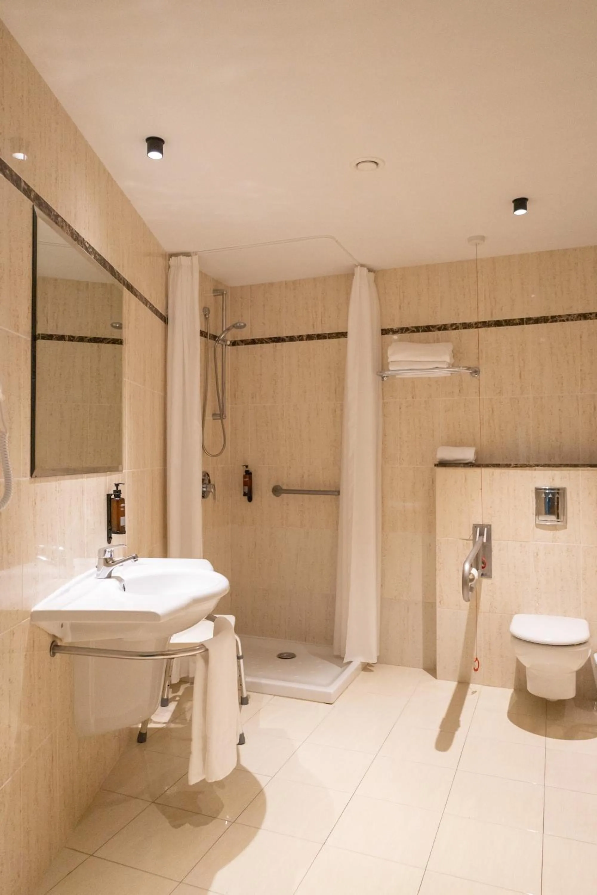 Shower in Hotel Forum Ceao