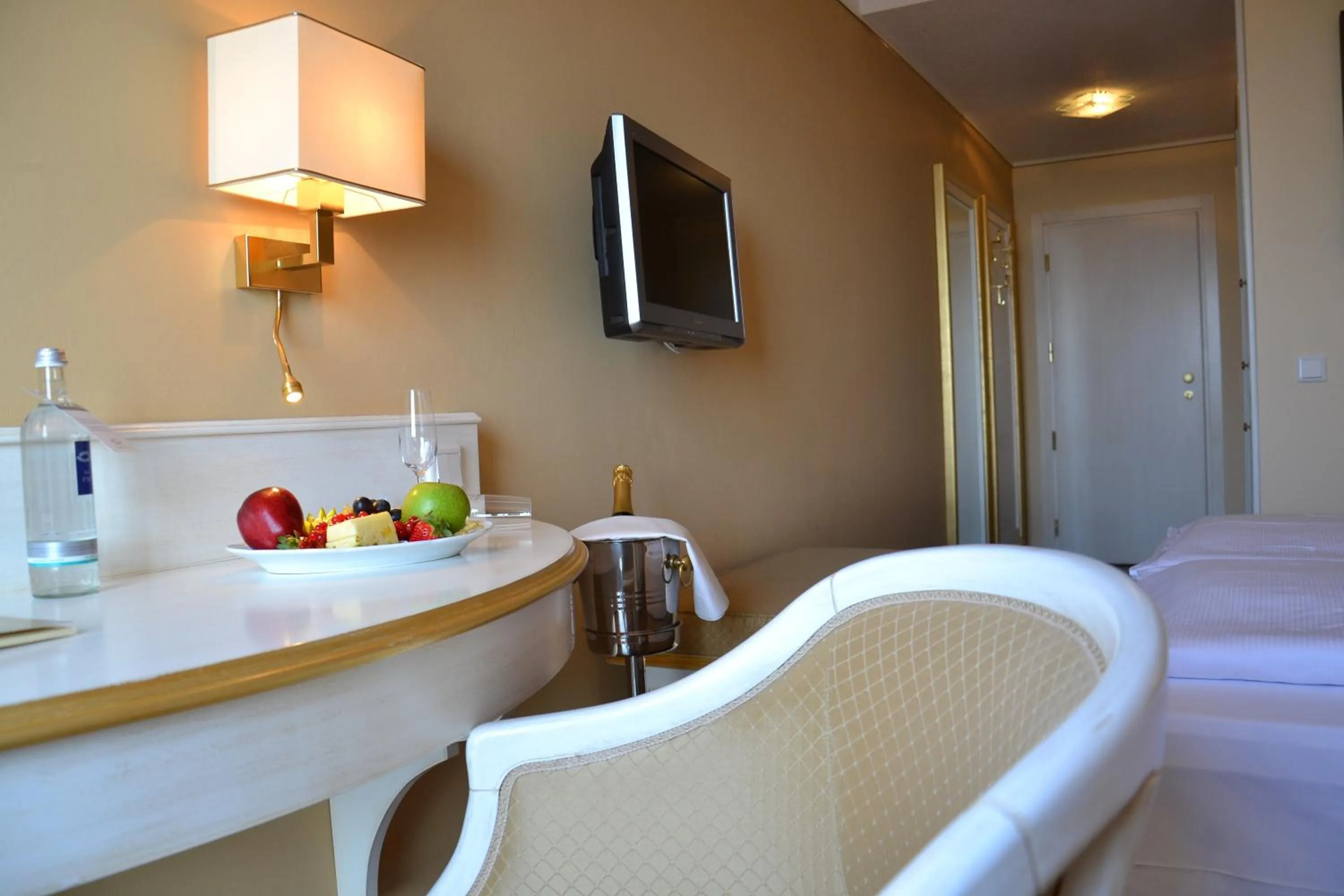 Photo of the whole room in Burghotel Staufenberg