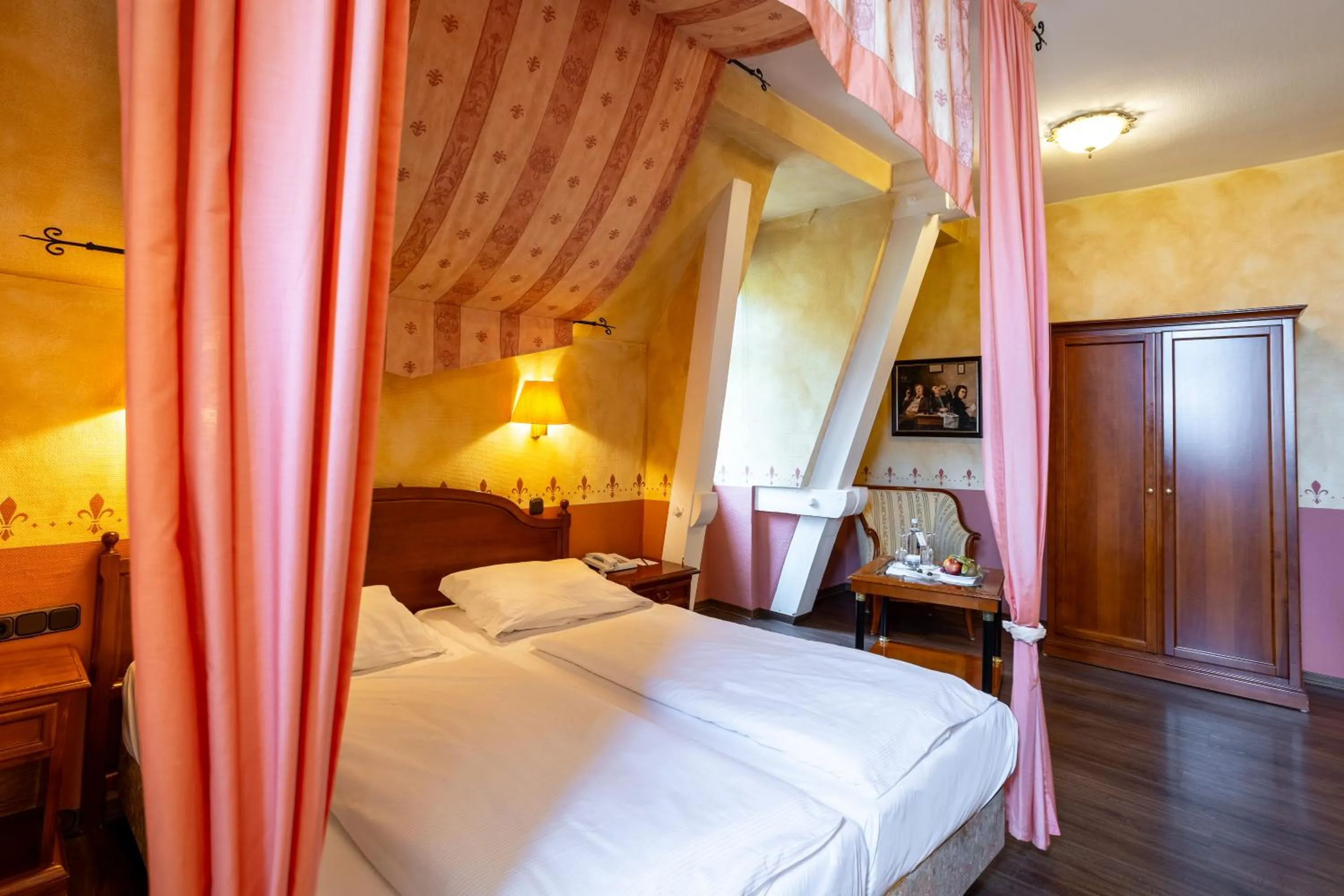 Photo of the whole room, Bed in Burghotel Staufenberg