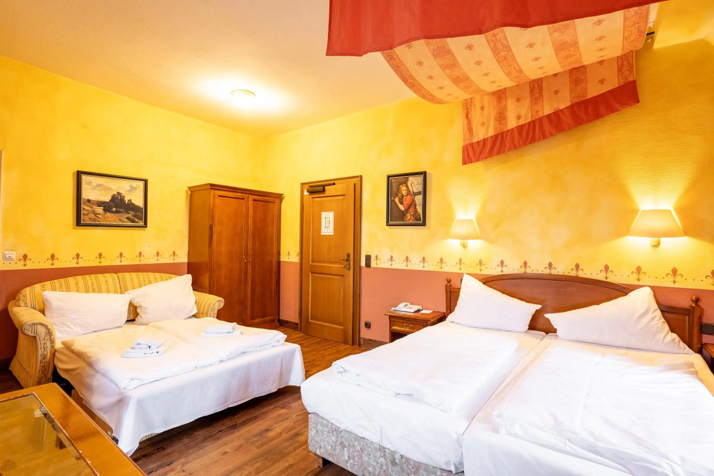 children, Bed in Burghotel Staufenberg