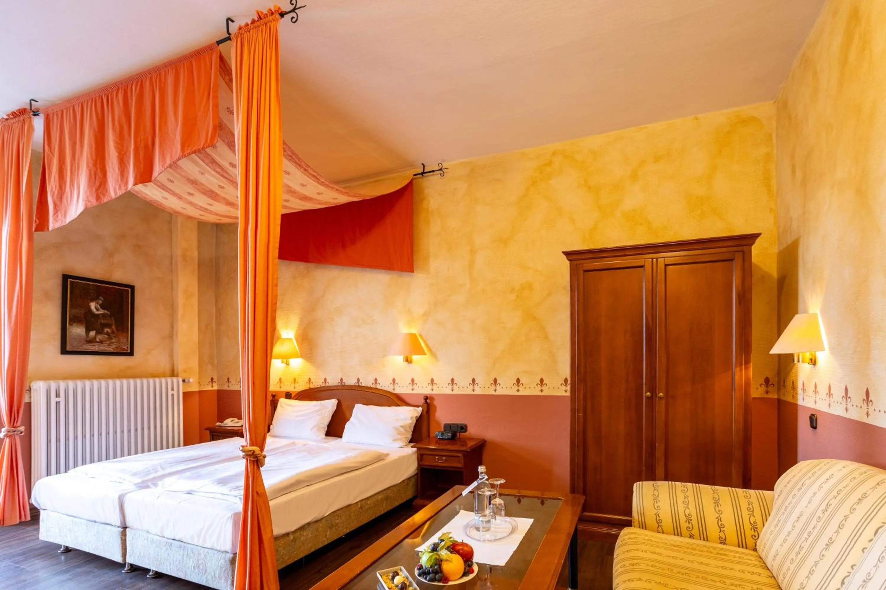 Photo of the whole room, Bed in Burghotel Staufenberg