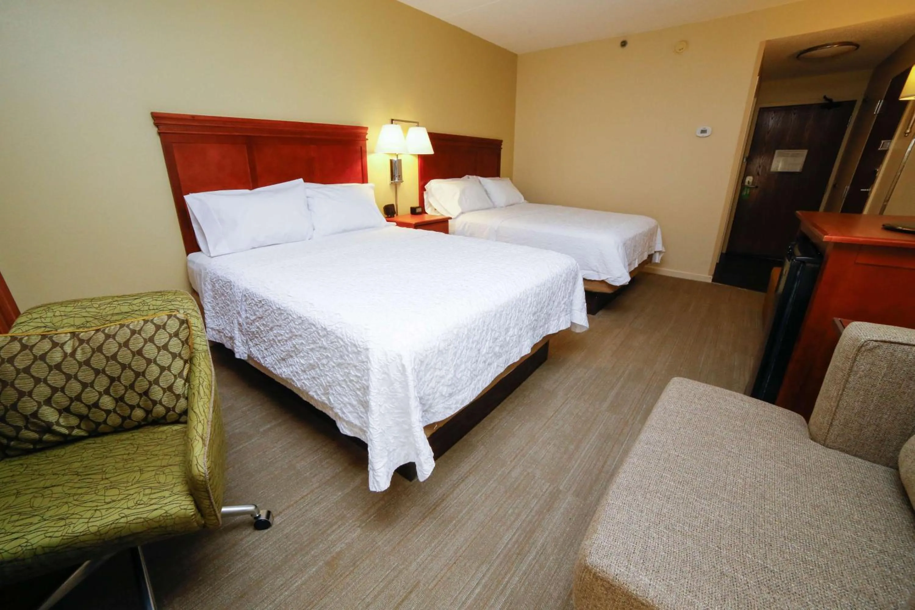 Bedroom, Bed in Hampton Inn Franklin, NC