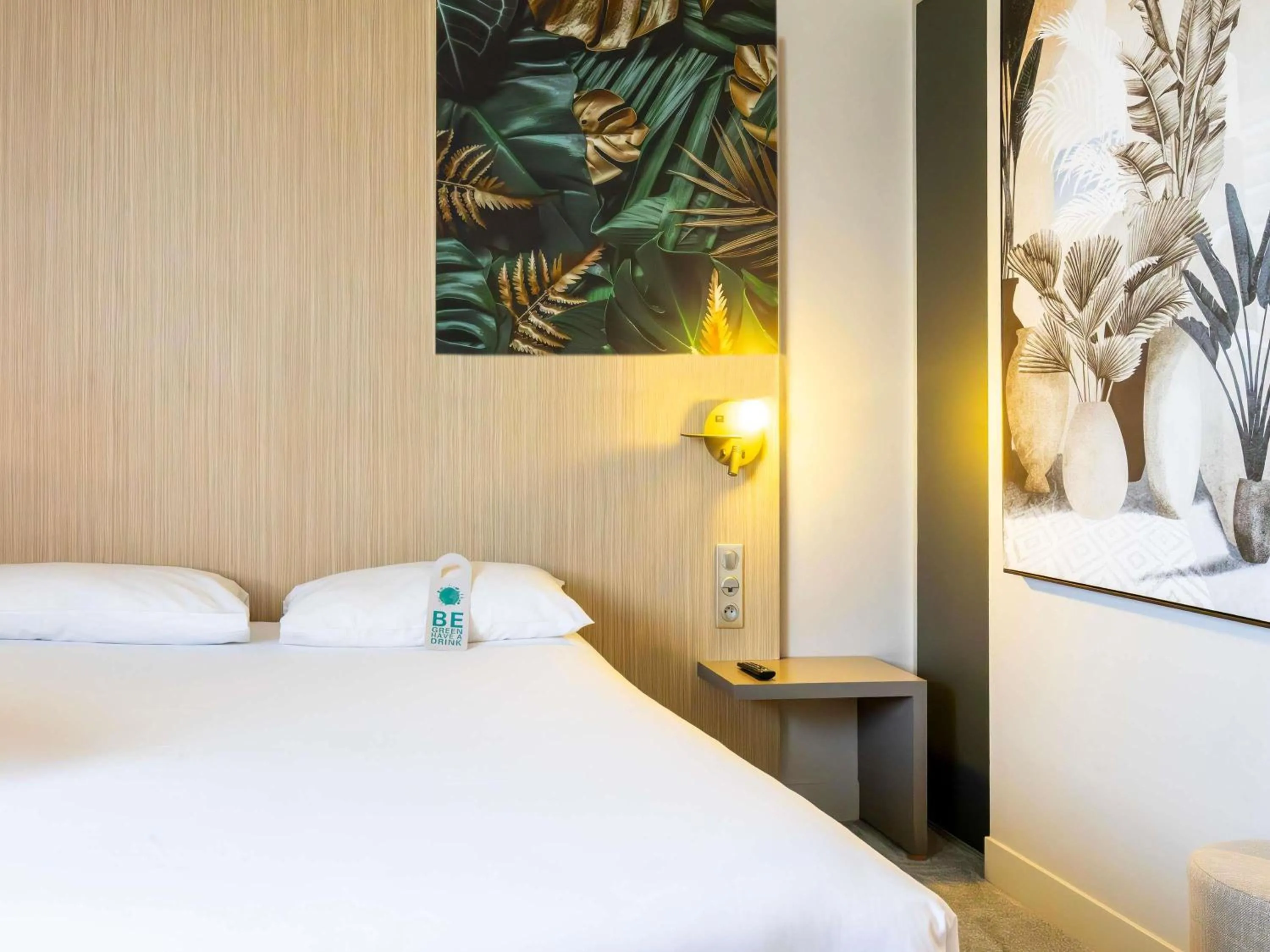 Bedroom, Bed in ibis Styles Troyes Centre