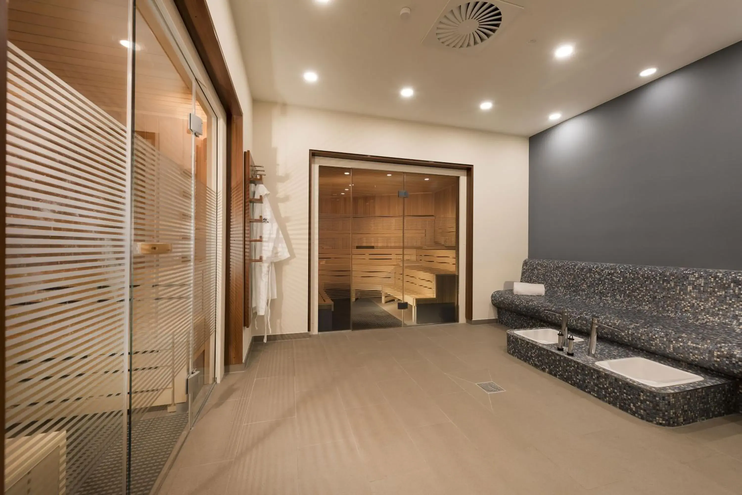 Swimming pool in Maritim Hotel Bonn Swimming pool in Maritim Hotel Bonn