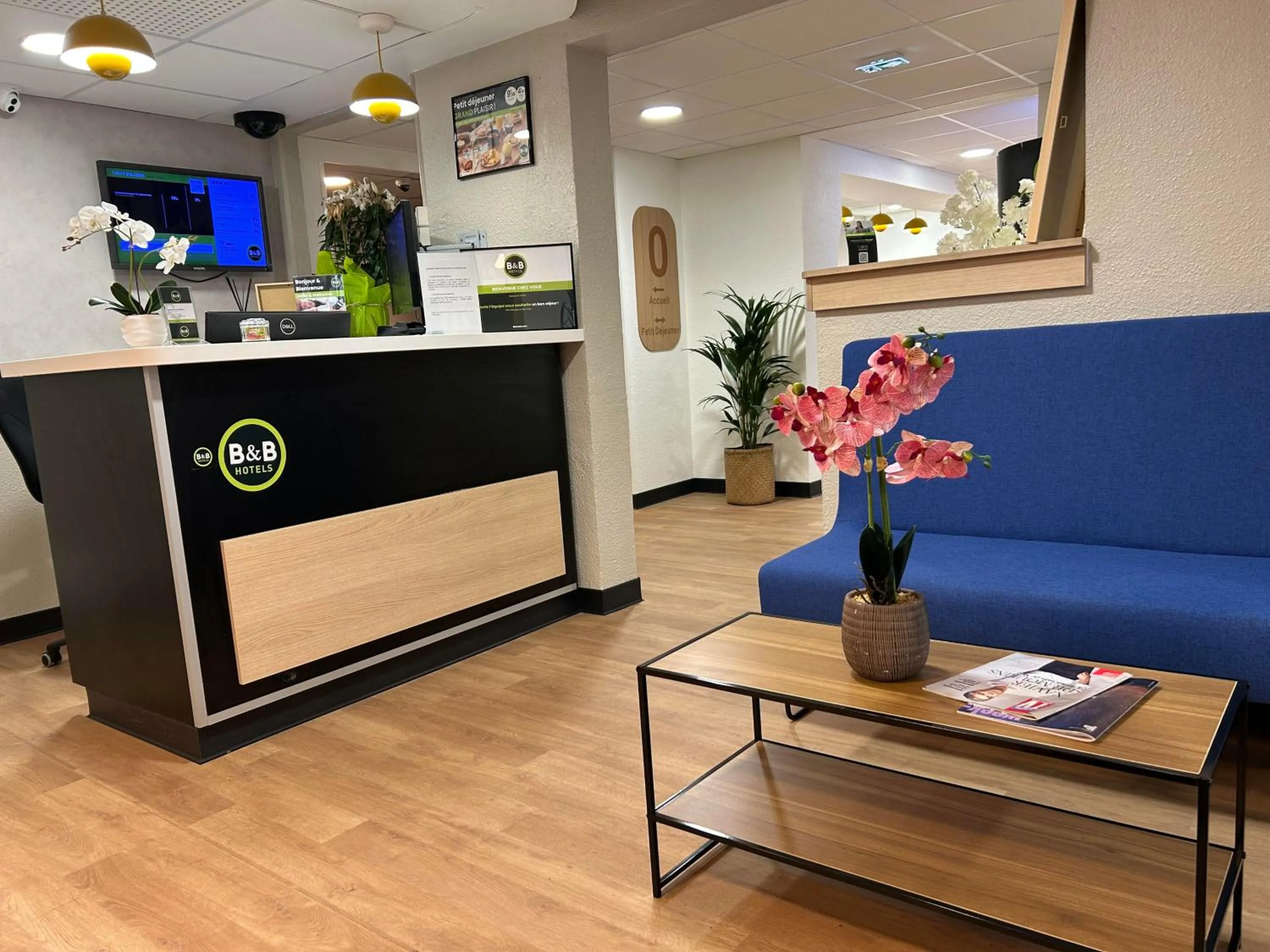 Lobby or reception in B&B HOTEL Viry-Châtillon 3 étoiles