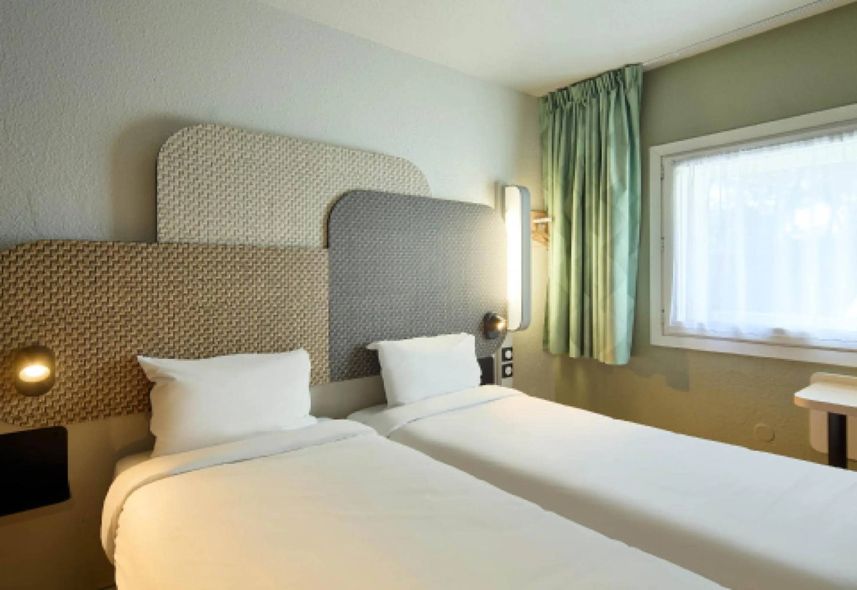 Bedroom, Bed in B&B HOTEL Viry-Châtillon 3 étoiles