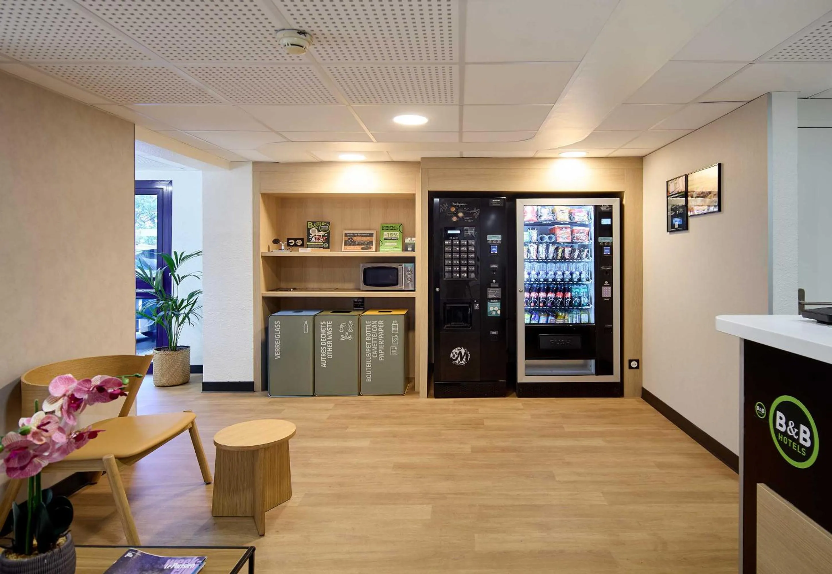 Lobby or reception in B&B HOTEL Viry-Châtillon 3 étoiles