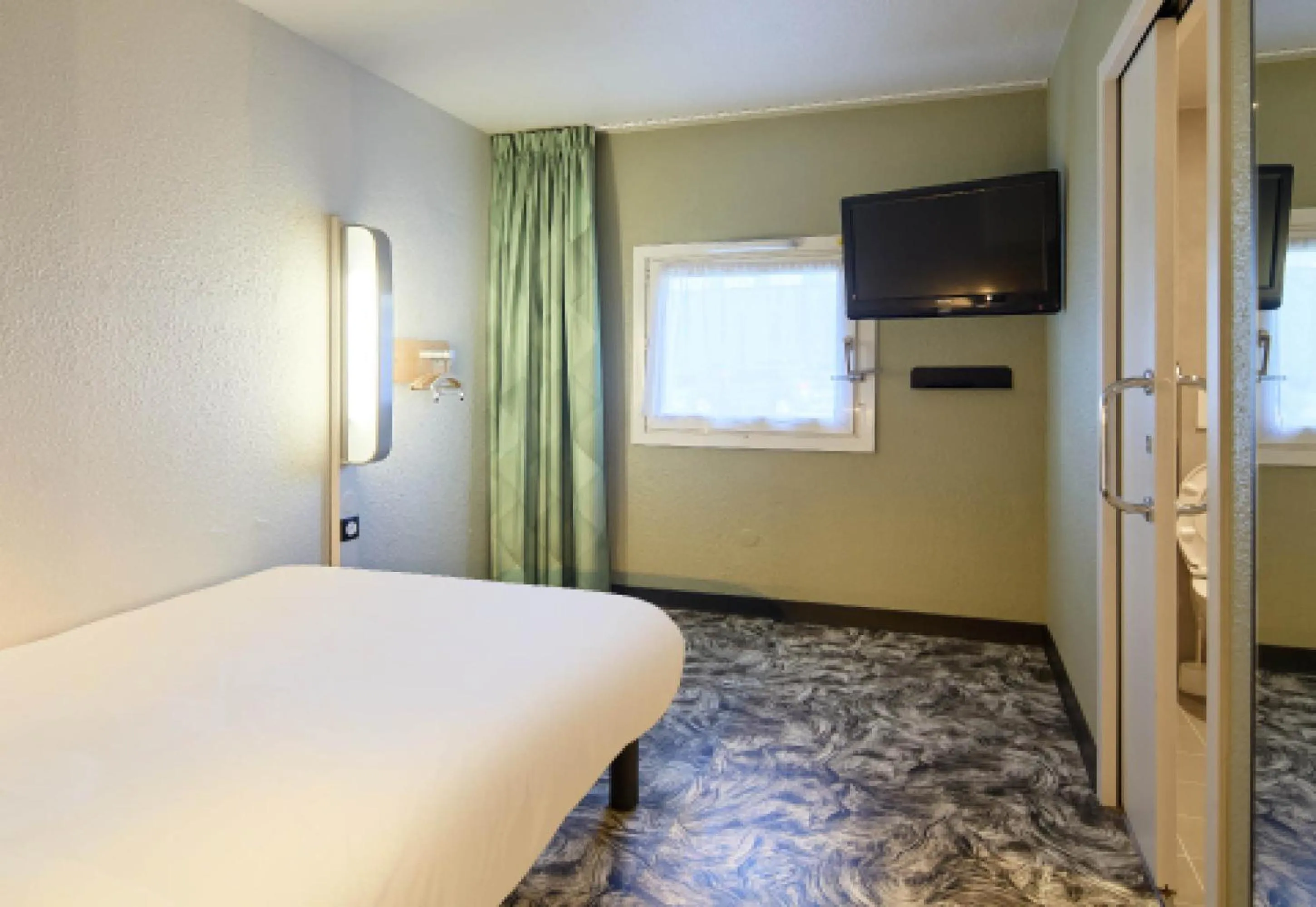 Bedroom, Bed in B&B HOTEL Viry-Châtillon 3 étoiles