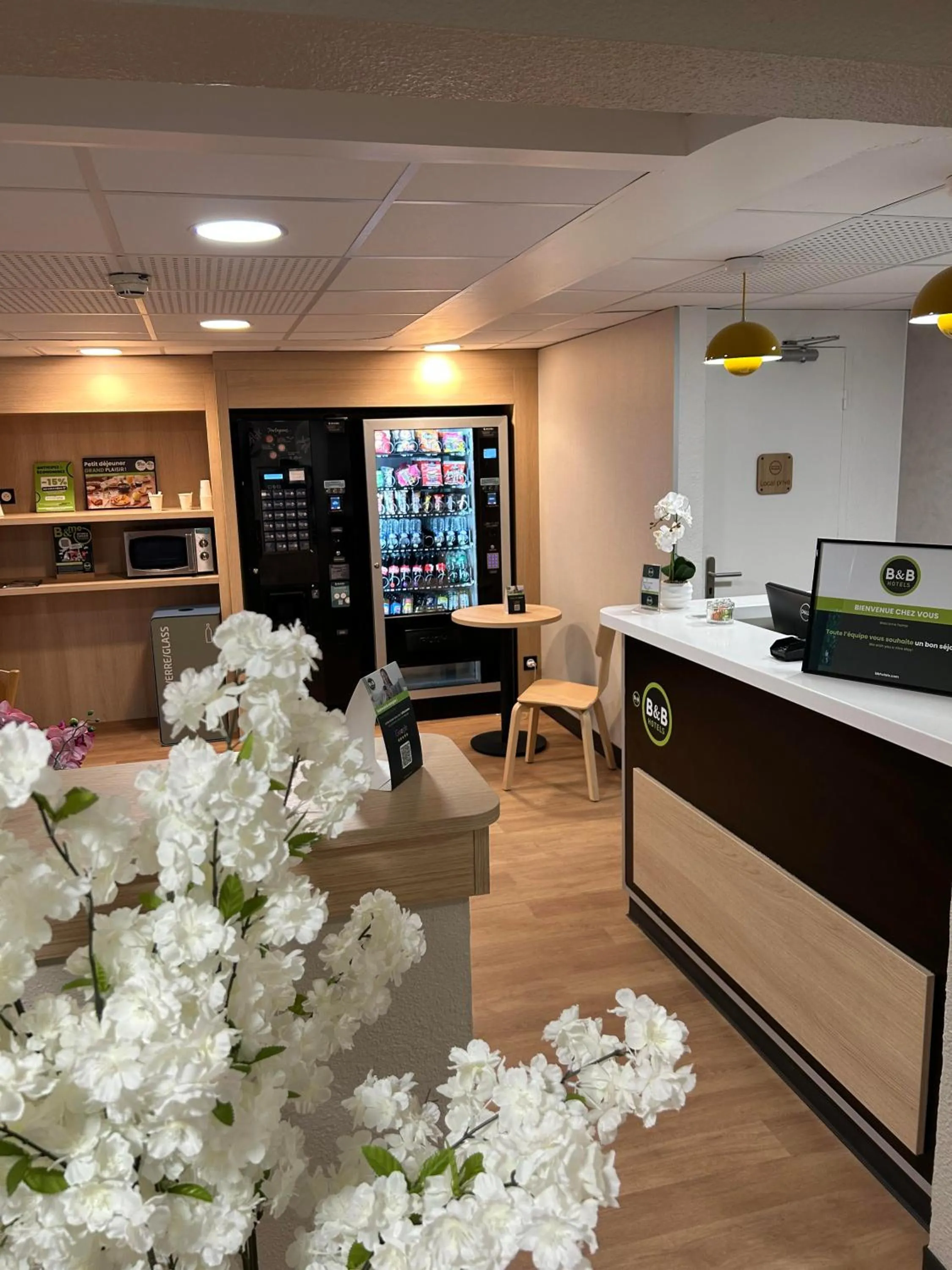 Lobby or reception in B&B HOTEL Viry-Châtillon 3 étoiles