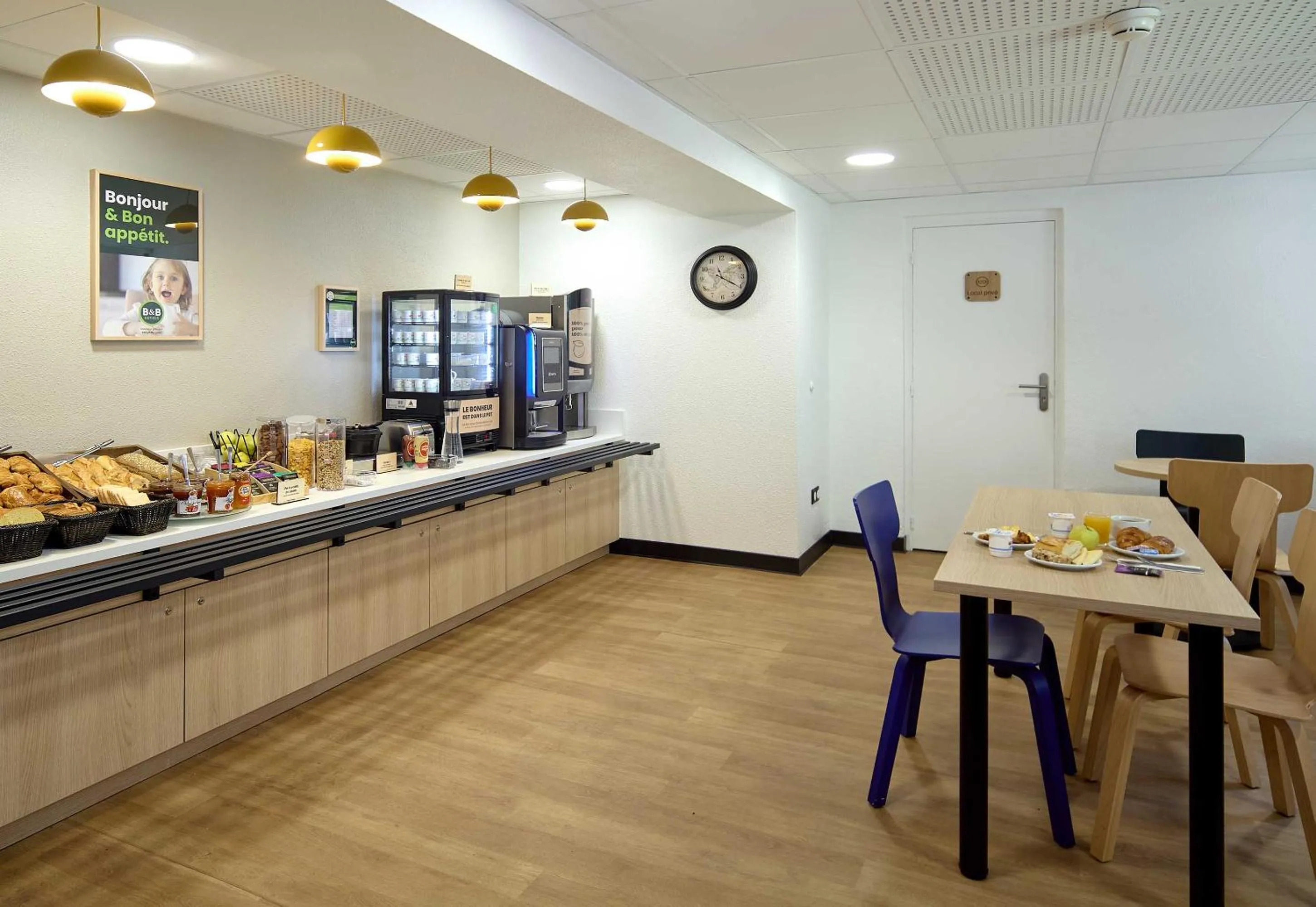 Buffet breakfast in B&B HOTEL Viry-Châtillon 3 étoiles