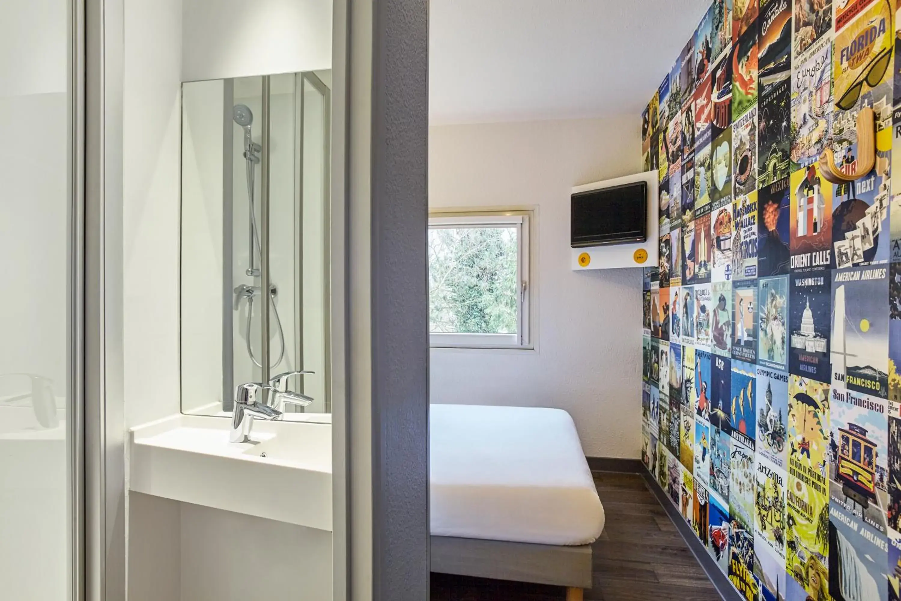 Photo of the whole room, Bathroom in hotelF1 Paris Porte de Montreuil