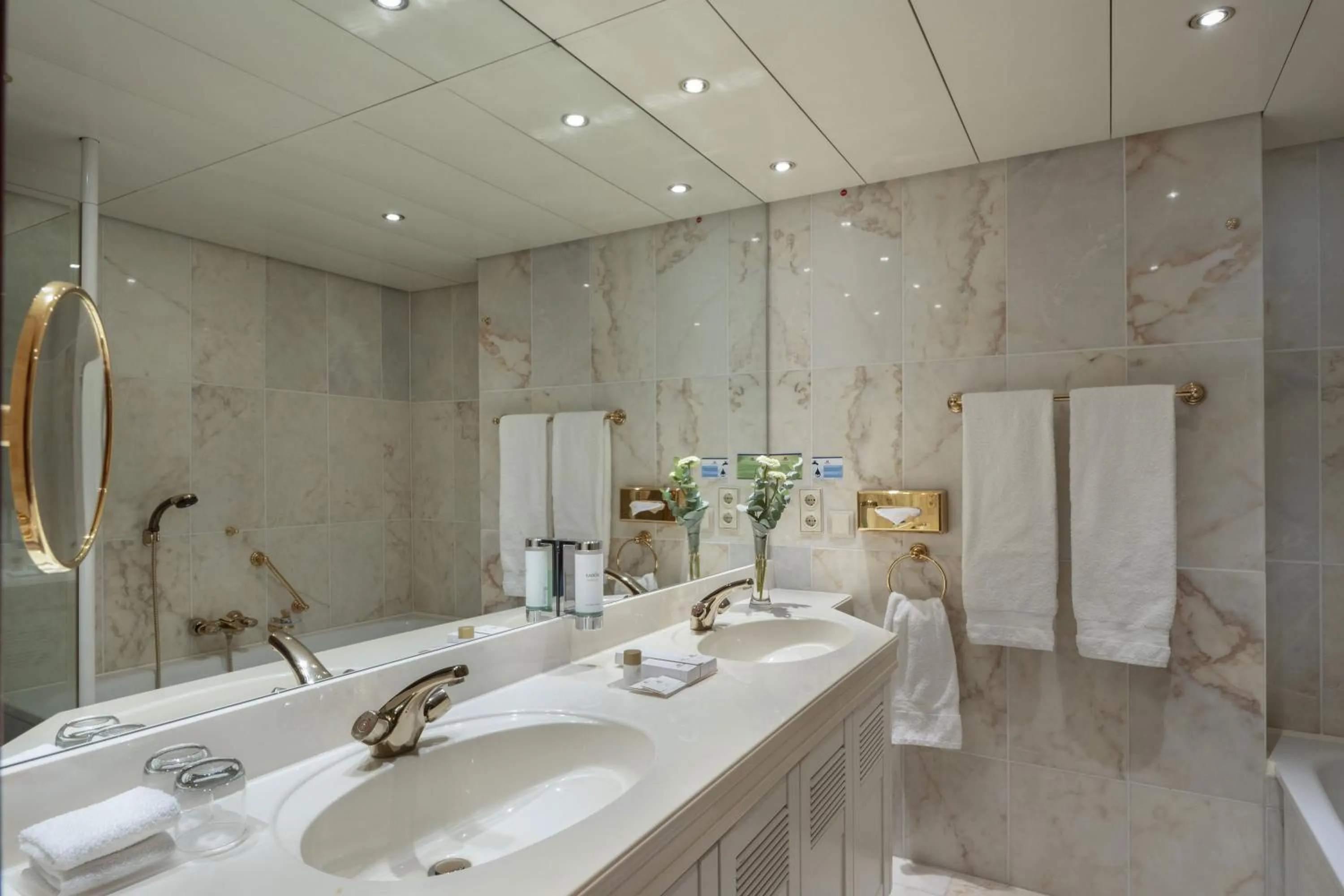 Bathroom in Maritim Airport Hotel Hannover