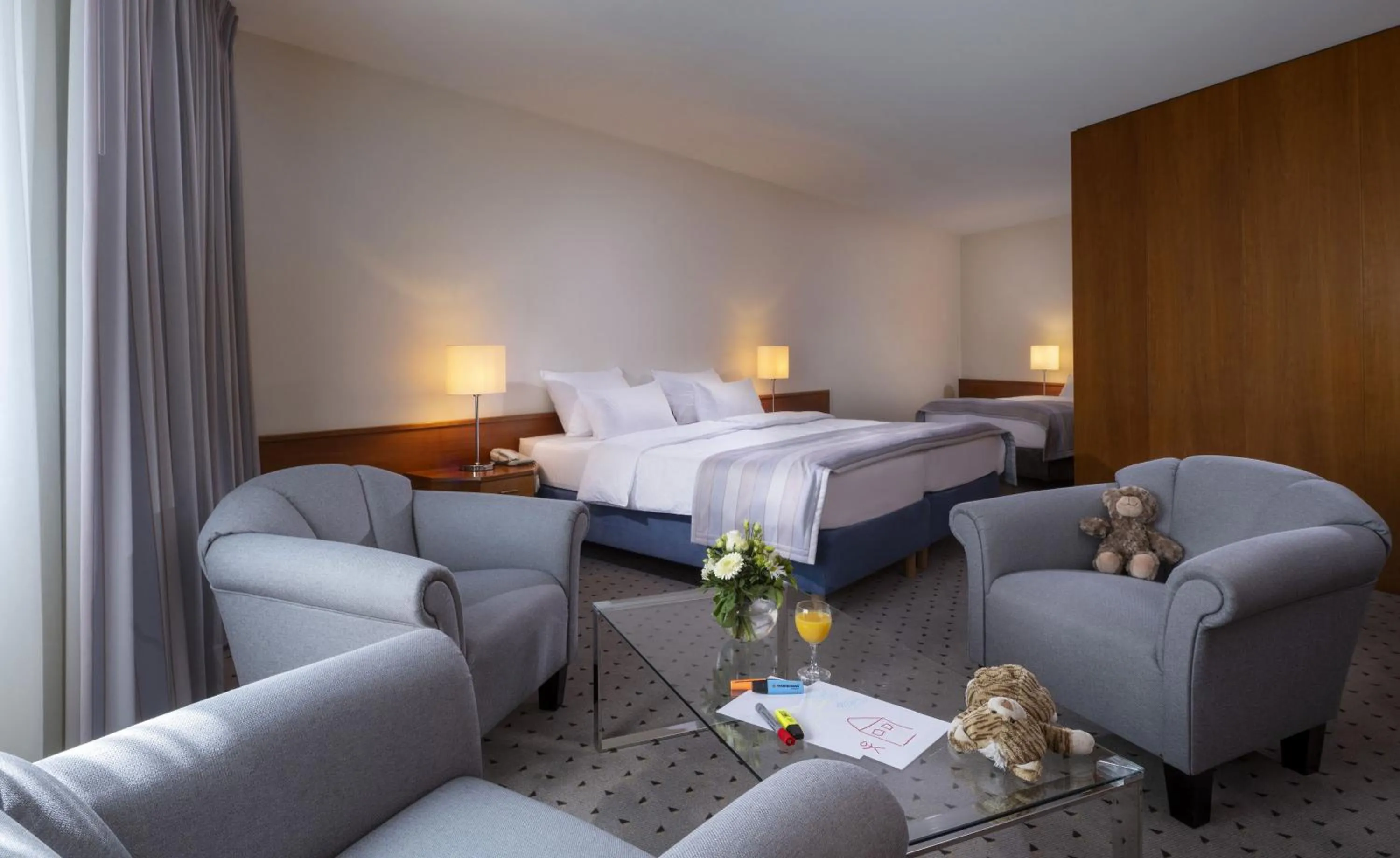 Seating area, Bed in Maritim Airport Hotel Hannover