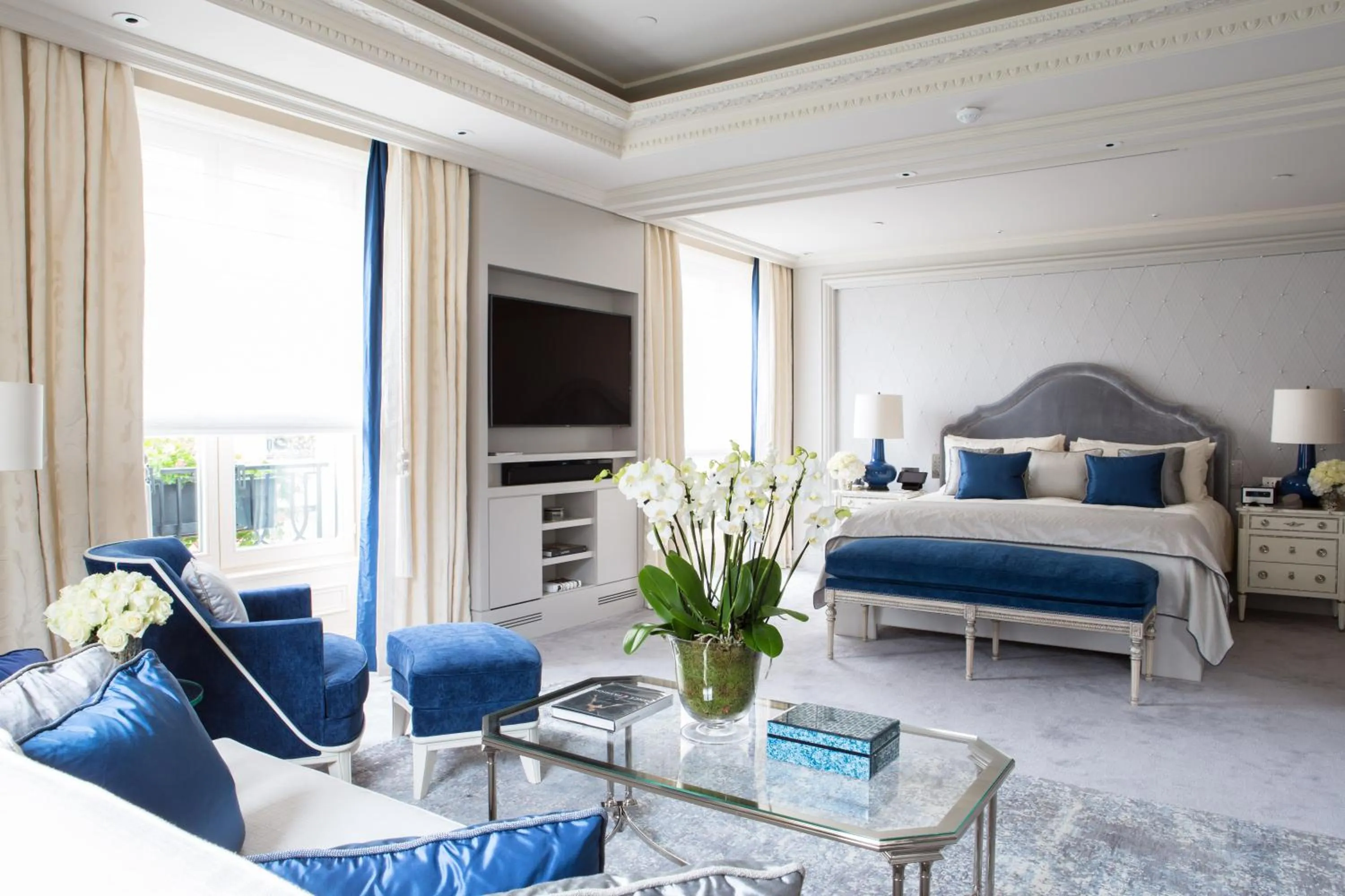 TV and multimedia, Bed in Four Seasons Hotel George V Paris
