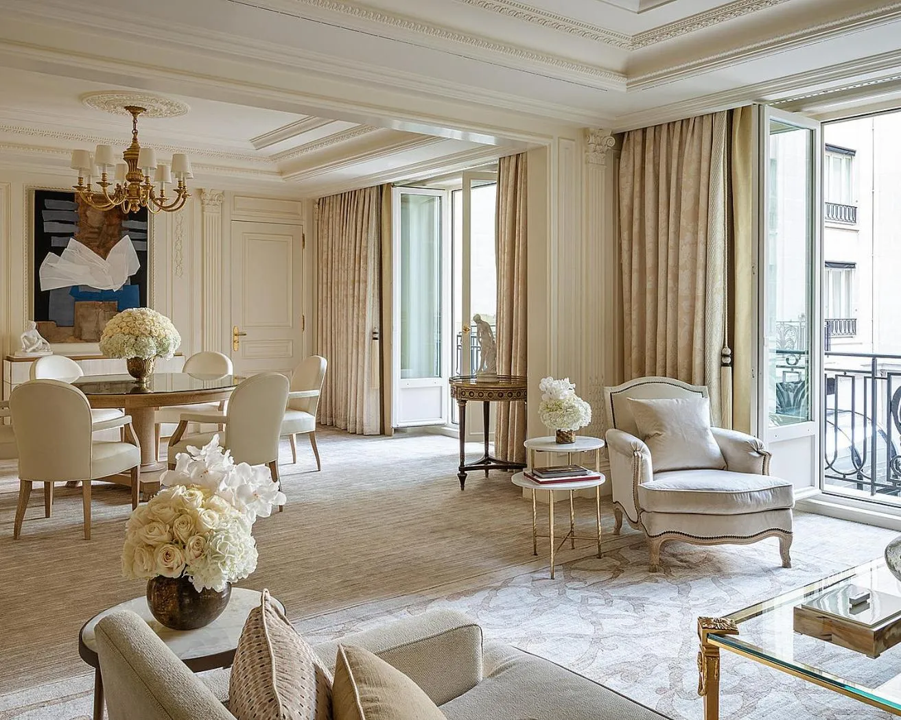 Living room in Four Seasons Hotel George V Paris