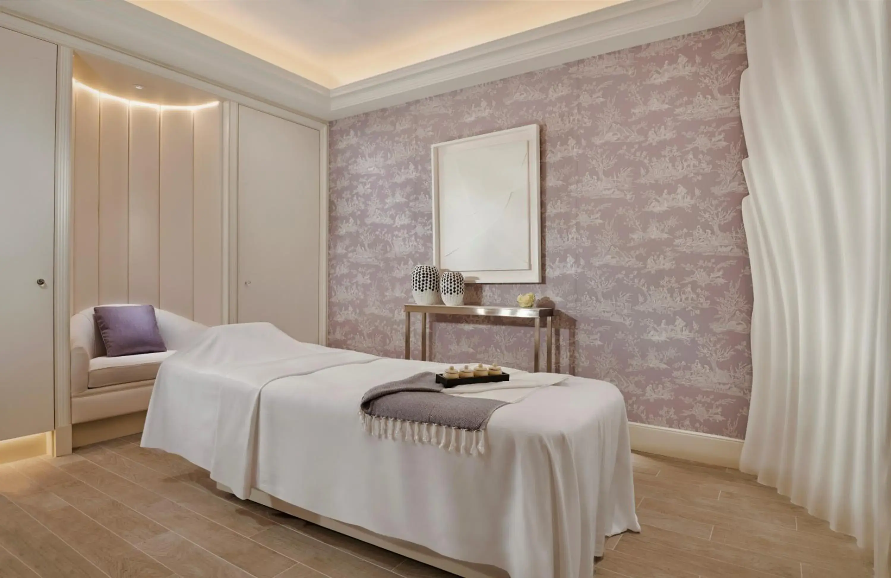 Spa and wellness centre/facilities, Bed in Four Seasons Hotel George V Paris Spa and wellness centre/facilities, Bed in Four Seasons Hotel George V Paris