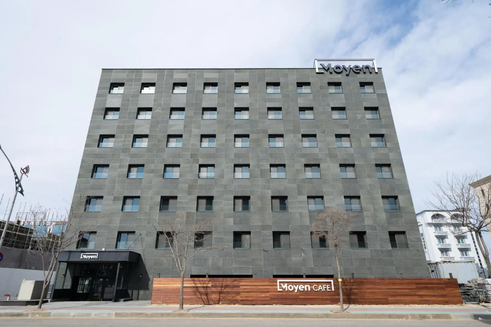 Property building in Moyen Hotel Property building in Moyen Hotel