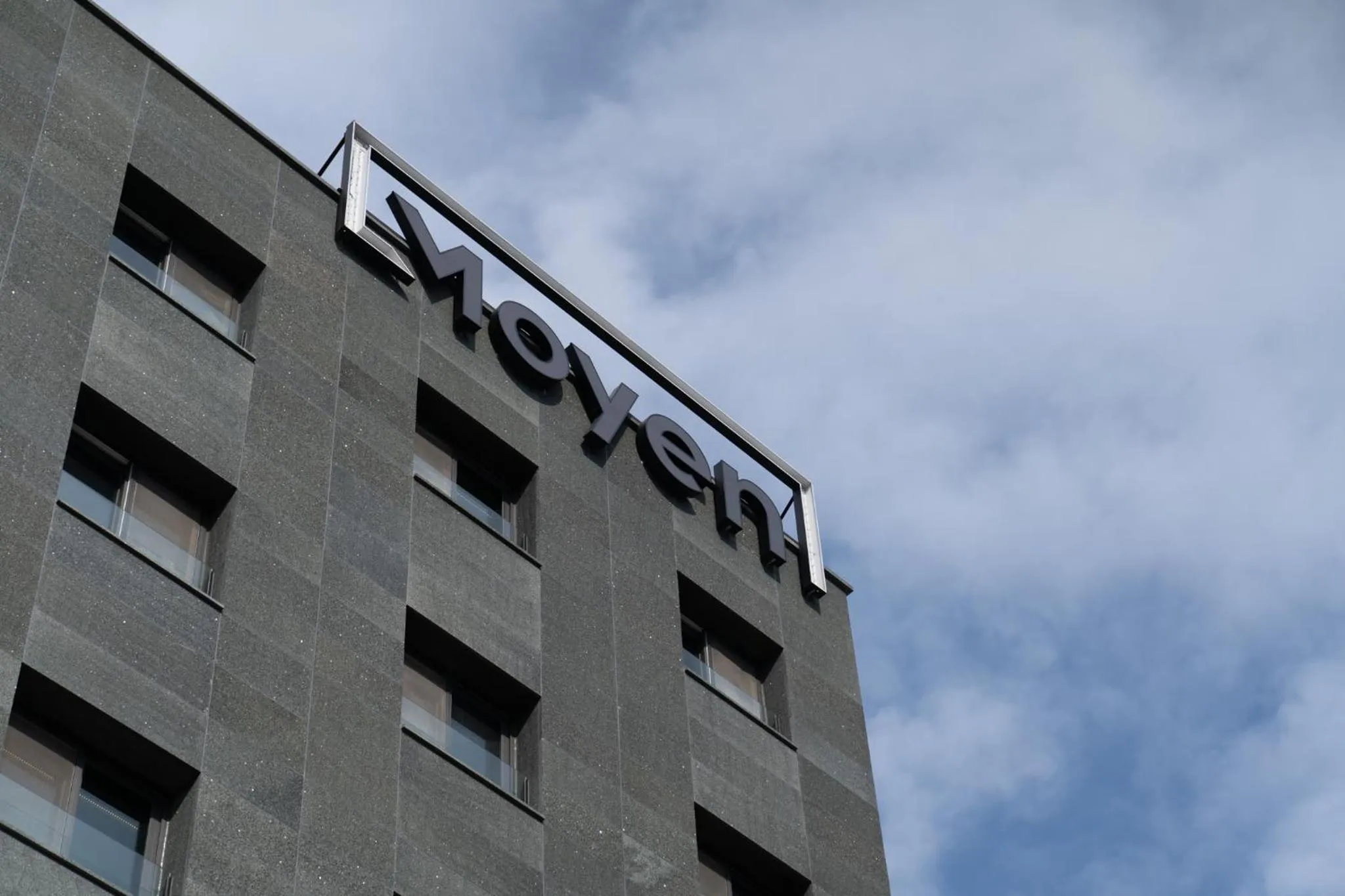 Property building in Moyen Hotel