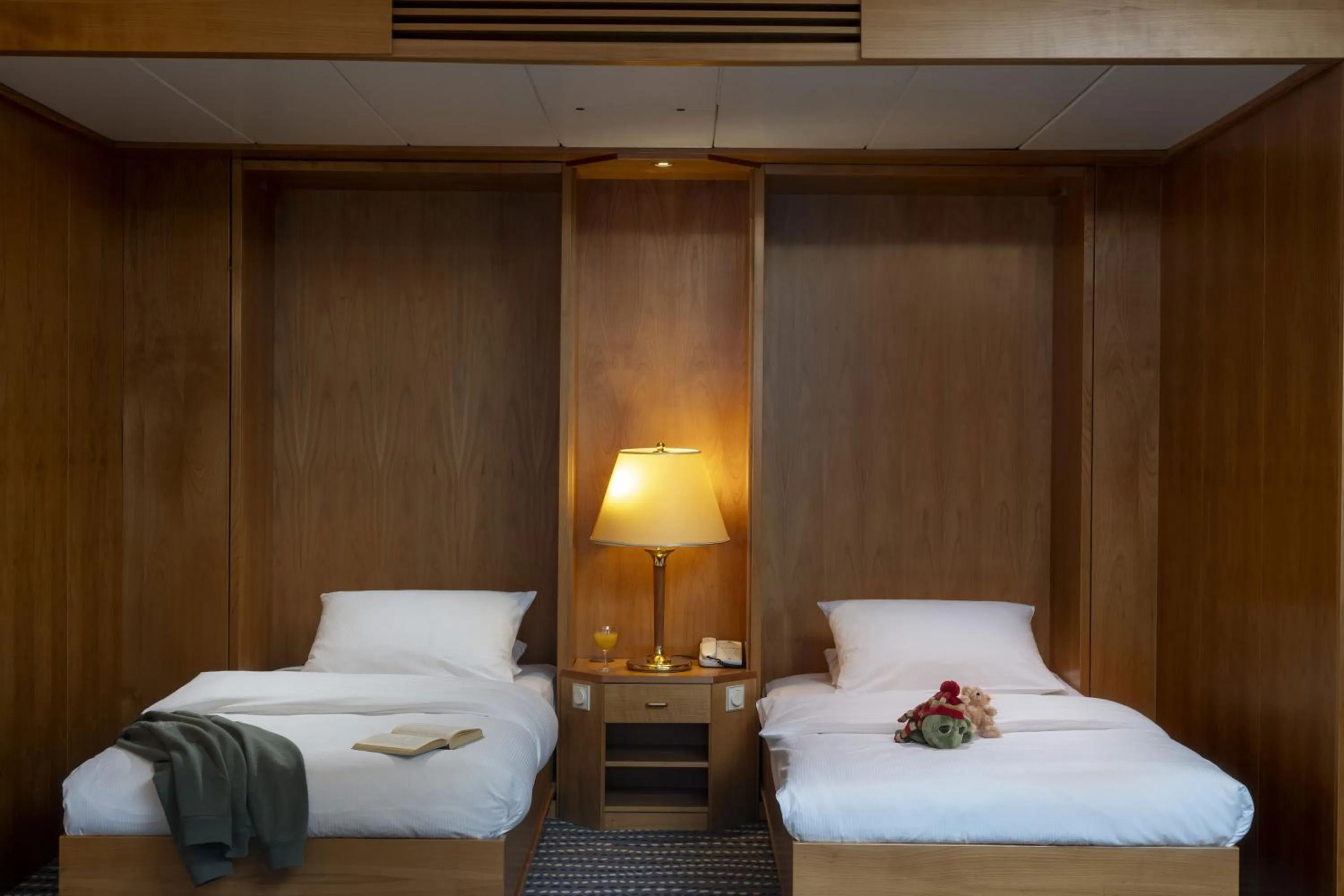 Bedroom, Bed in Maritim Hotel Magdeburg