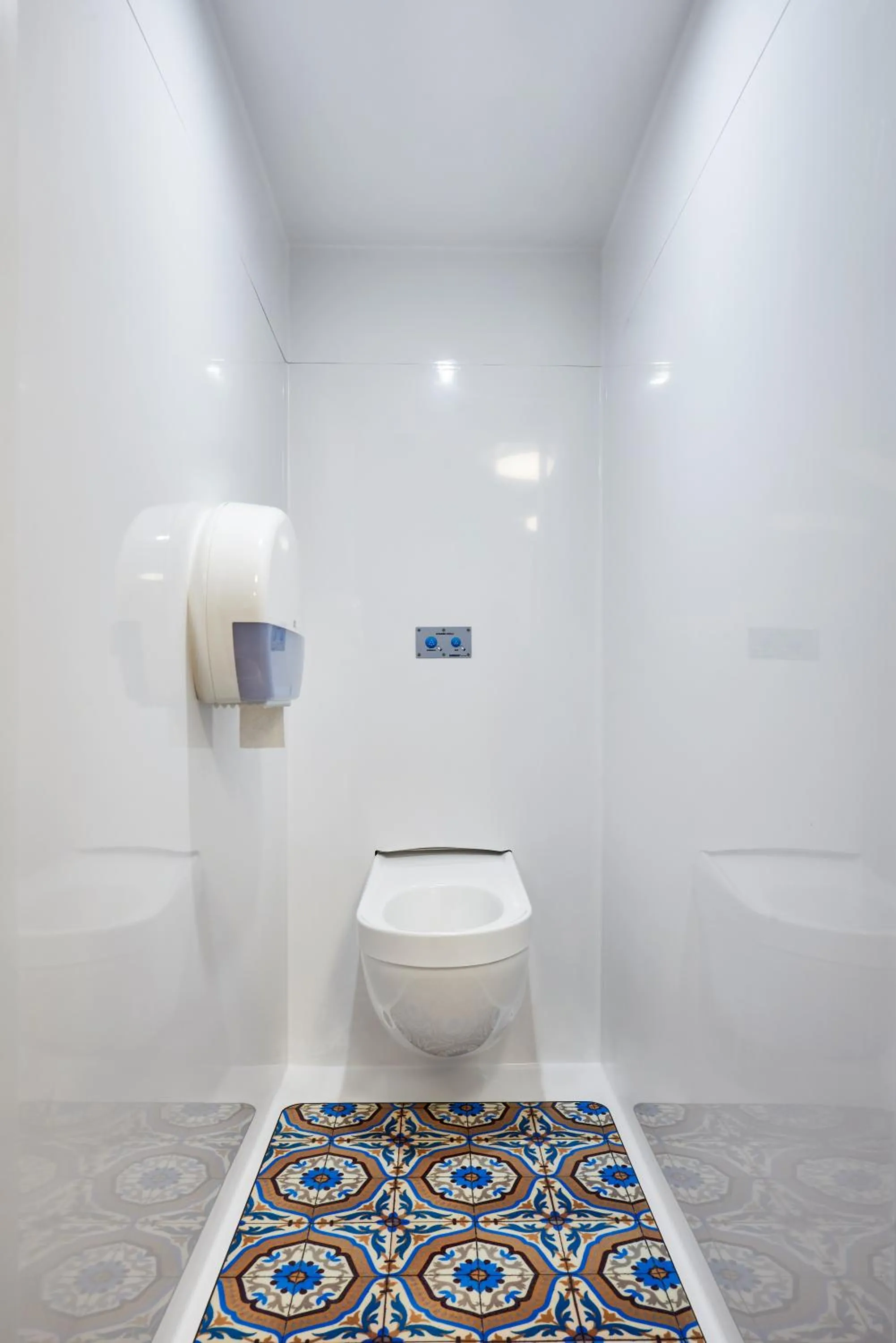 Toilet in hotelF1 Paris Saint Denis Stade