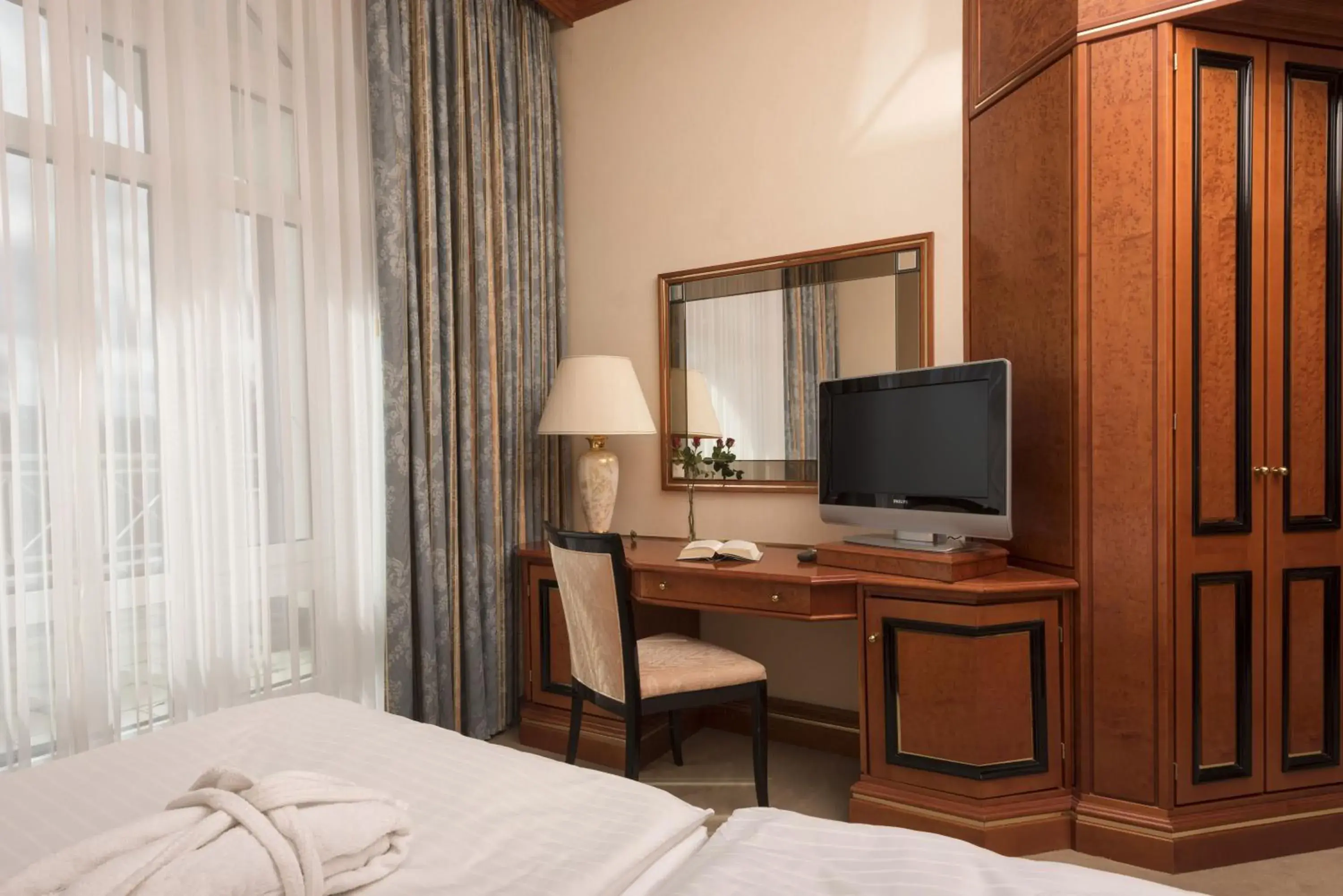 TV and multimedia, Bed in Maritim Hotel Bad Wildungen TV and multimedia, Bed in Maritim Hotel Bad Wildungen